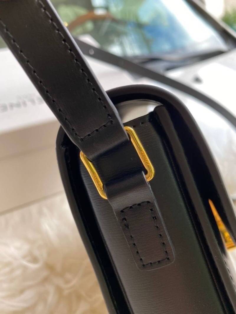 VIP GIFT 】หนังแท้ CELINE TRIOMPHE CROSSBODY ดีไซน์ยอดนิยมสไตล์สาว LISA ทรงสี่เหลี่ยมหนังสวยหรูอยู่ทรงเปิดปิดด้วยฝาปิดโลโก้แบรนด์อะไหล่ทอง ภายในมีช่องซิป ใส่มือถือของใช้จุกจิกได้เยอะพร้อมสายสะพายหนังยาวปรับระดับได้จะสะพายไหล่ CROSSBODY ก็ดูดี พร้อมส่งที่ไท