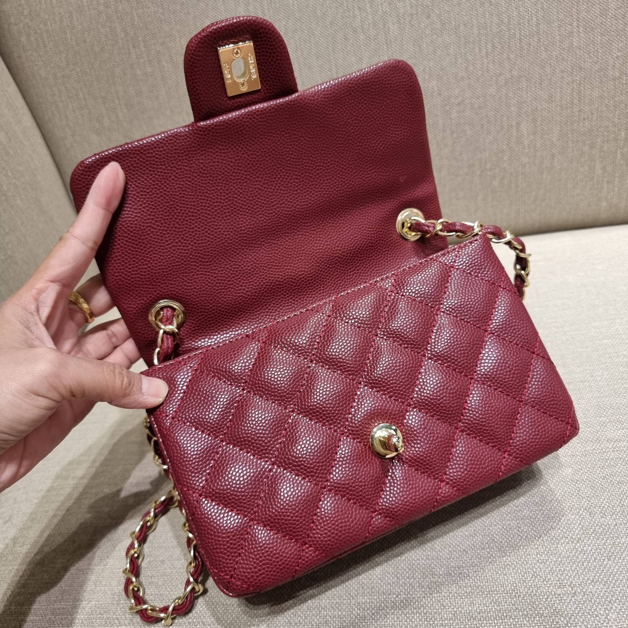 VIP 】3สี คัมแบคทูสต็อค!! จัดมาแน่นๆ พร้อมสีรับความเฮง!! พรีเมี่ยมจากแบรนด์ Chanel vip สุดพิเศษจากเคาน์เตอร์ กระเป๋าสะพาย หนังสังเคราะห์ลายคาร์เวีย หรูหราทั้งอะไหล่เงินและอะไหล่ทอง สะพายแล้วขับผิวมากๆใบนี้ เปิด-ปิดกระเป๋าด้วยตัวบิดล็อค ภายในกระเป๋าบุหนังสี