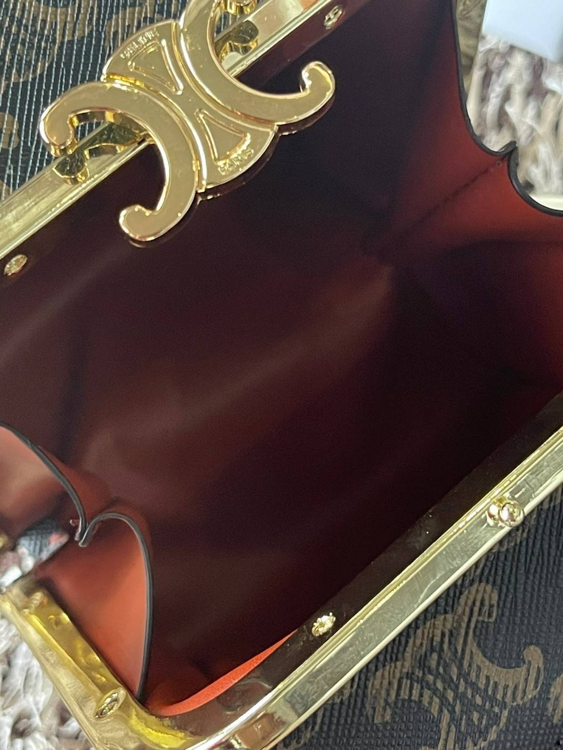 Celine Triomphe Minaudiere สาว ๆ คนไหนไม่เน้นพกของเยอะ แต่ต้องการกระเป๋าที่ให้ความเรียบหรู ดีไซน์เก๋ เหมาะสำหรับดินเนอร์มื้อค่ำ หรือช้อปปิ้งเบาๆ ใบนี้แนะนำเลยคะ เป็นกระเป๋าขนาดกะทัดรัด ถือและสะพายไหล่ได้ ให้ความคล่องตัว นับว่าเป็นอีกหนึ่งแอสเซสเซอรี่ที่น่