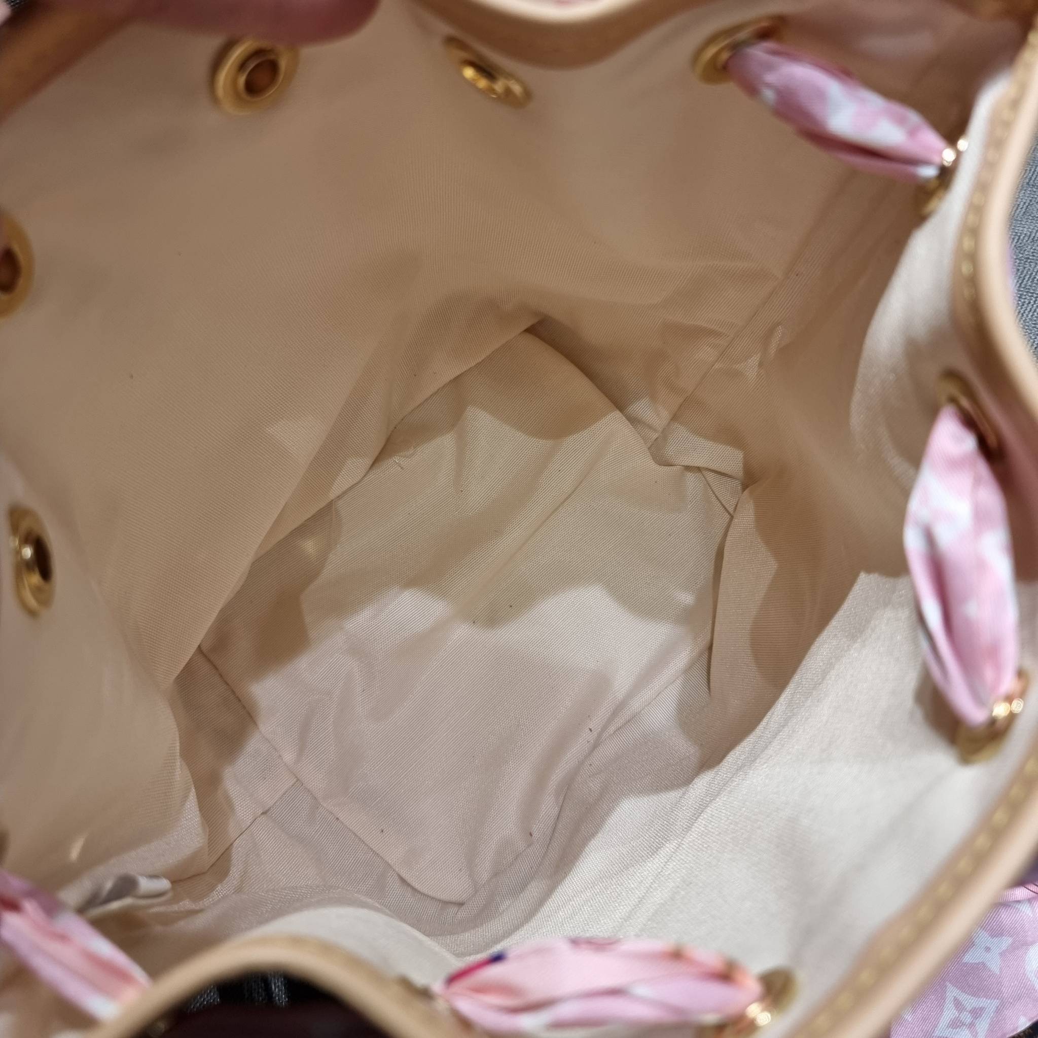 LV Noe bb damier azur กระเป๋าทรงขนมจีบสุดฮอต ราคาสุดคุ้ม ลิมิเต็ดมากๆ แถมฟรี ริบบิ้นแบรนด์เอนกประสงค์ จะใช้แทนสายรูดปากกระเป๋า ผูกเป็นโบว์ตกแต่งเก๋ๆ หรือจะพันถนอมสายสะพายยังได้ คุ้มจริง!! วัสดุหนังแคนวาส ภายในโล่งกว้าง ใส่ของได้ตามสะดวก สายสะพายปรับได้อีก