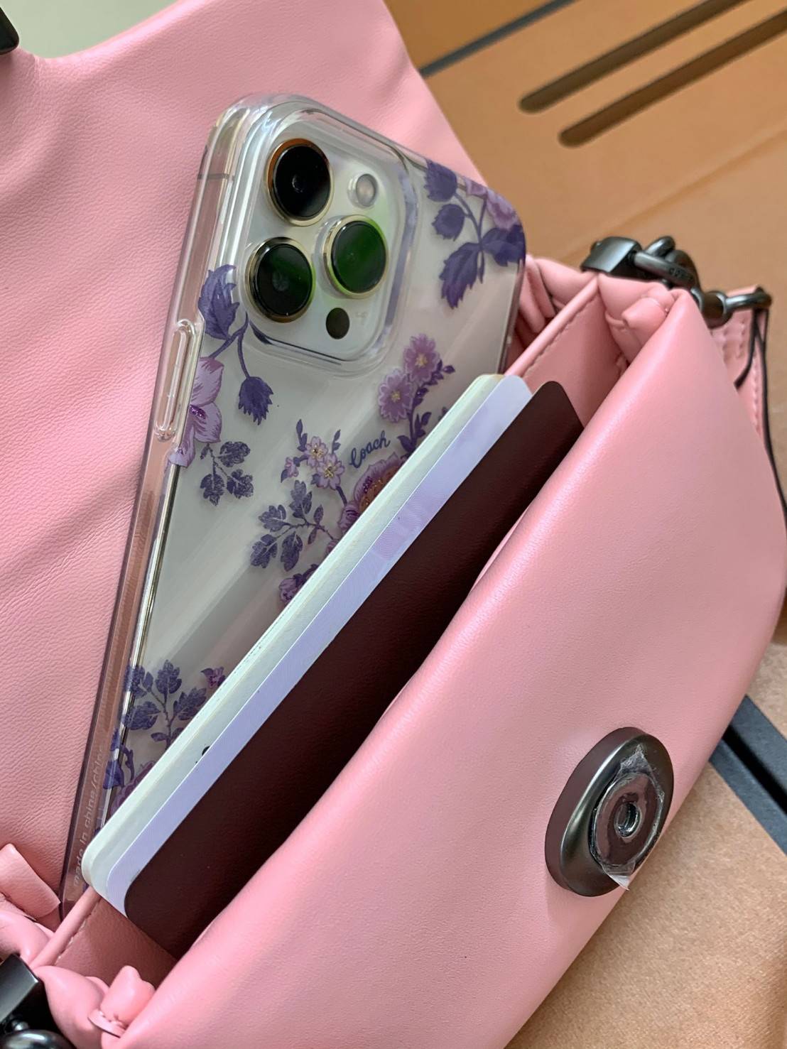 น้องสวยมากก สินค้าจริงสวยกว่าในรูป ไม่จกตาค่ะ! COACH PILLOW TABBY SHOULDER BAG 18 ((C3880)) 📣 พร้อมส่งที่ไทย คุณภาพเกินราคา! กระเป๋าหิ้ว//สะพายแบบครอสบอดี้ร์ 🔺หนัง nappa อย่างดี หนานิ่ม นุ่มมากๆ หลงรักน้องแน่นอน ✔️ใช้โลโก้แบรนด์รุ่น