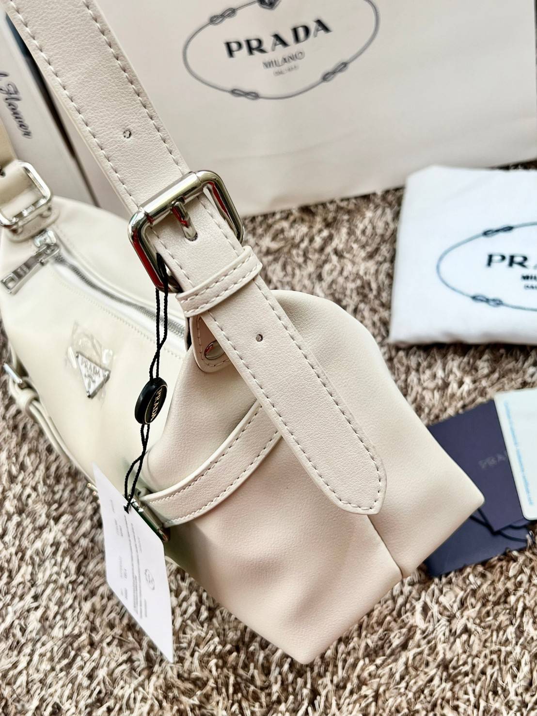 PRADA LEATHER SHOULDER BAG พร้อมส่งที่ไทย 📌เข้าใหม่ สวยหนักมากก จำนวนจำกัดค่ะ! ใบเดียวเอาอยู่ตลอดวันเลยค่ะ!