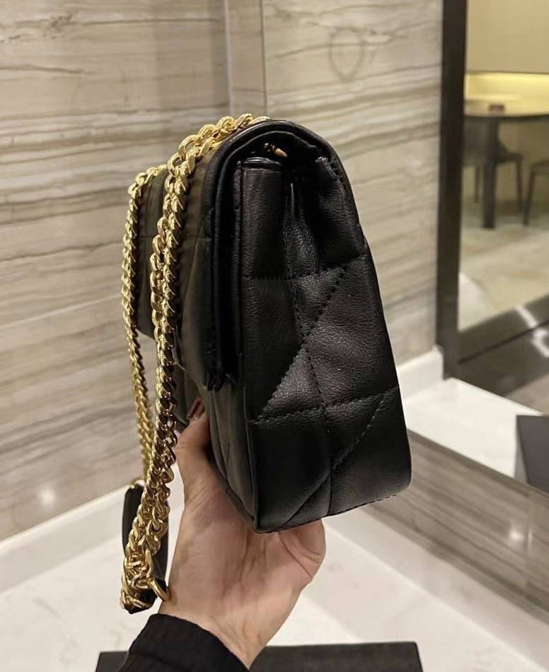VIP 】SAINT LAURENT JAMIE BAG VIP GIFT WITH PURCHASE (GWP) พรีเมี่ยมกิ้ฟ Limited Edition จาก YSL DUTY FREE COUNTER วัสดุหนังแกะสังเคราะห์ อะไหล่สีทอง ดีไซน์ลายตารางหมากฮอต ประดับโลโก้แบรนด์ที่ด้านหน้า รูปทรงสวย มีหูจับถนัดมือสายสะพายโซ่เลื่อนปรับระดับได้..