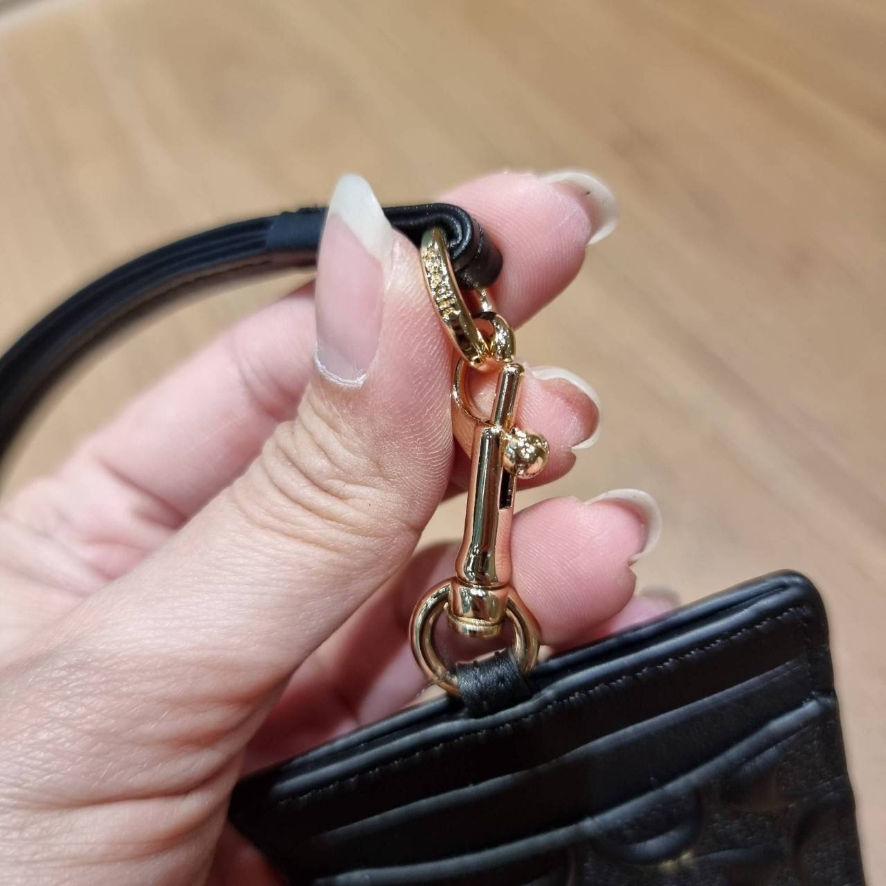 COACH ID LANYARD IN COLORBLOCK SIGNATURE CANVAS ง่ายๆแบบไม่ธรรมดา!! คลาสสิคแต่มีดีเทลโดดเด่น!! กระเป๋าถนอมบัตร พร้อมสายคล้องคอ ดีไซน์ลวดลายสวย ดูดีทุกแบบ ใช้งานง่าย พกพาสะดวก จะใส่บัตรพนักงาน บัตรเครดิต บัตรปชช. ใบขับขี่ และบัตรอื่นๆที่อยากจะใส่!! ตามใจไป