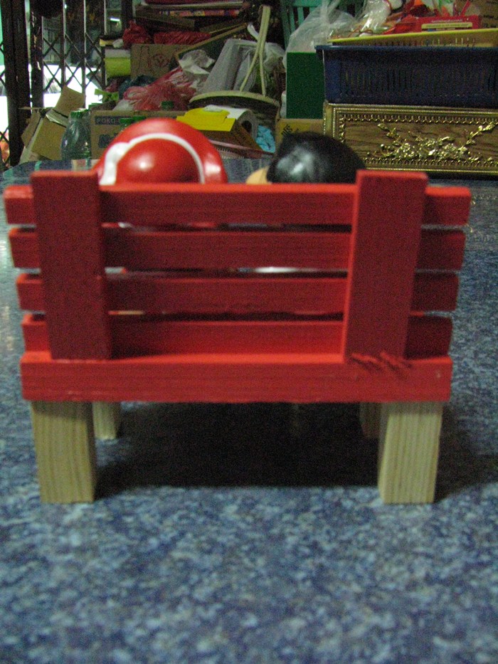 เด็กน้อยกับเก้าอี้แดงค่ะ