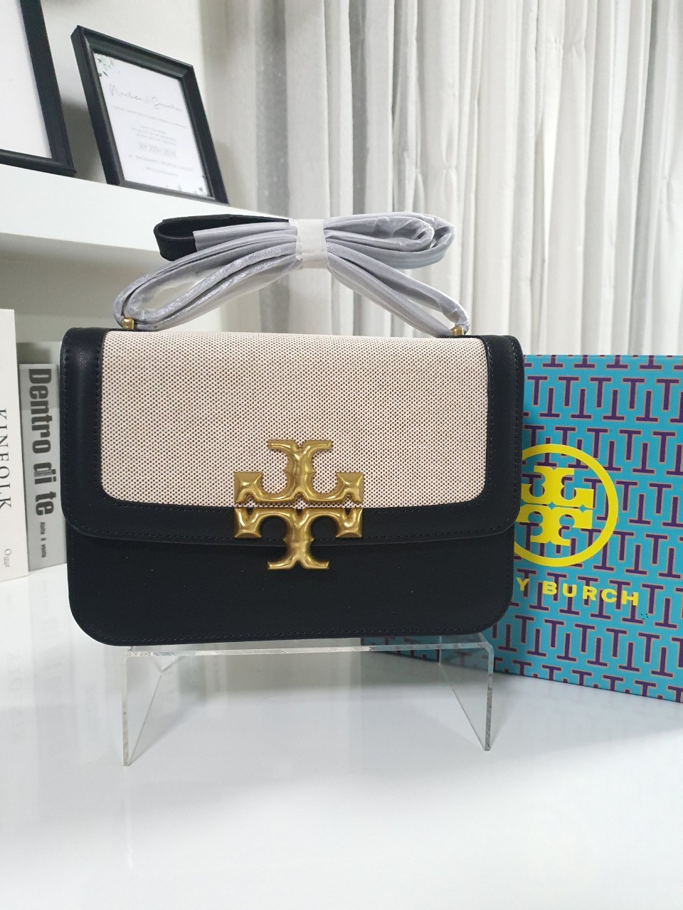 ของแท้ 💯% TORY BURCH ‘ELEANOR’ SHOULDER BAG กระเป๋าสะพายข้าง ไซส์กำลังน่ารัก วัสดุทำจากผ้าCanvas สลับหนังแท้ ฝาพับเปิดปิดด้วยแผ่นแม่เหล็ก มีช่องเล็กแยกอีกหลายช่อง ใส่โทรศัพท์ สมุดบัญชีได้