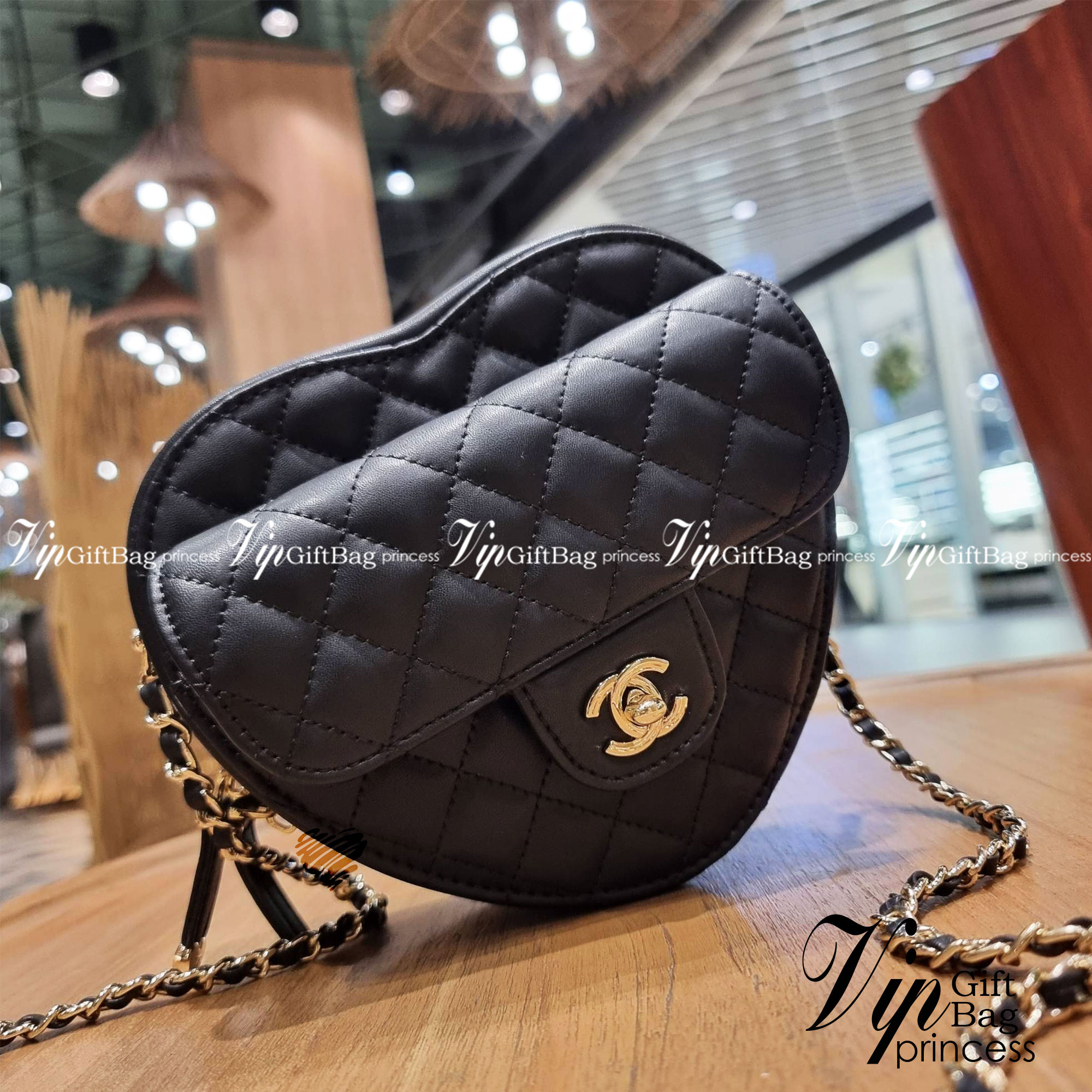 VIP 🥂 CHANEL Heart Bag Lambskin & Gold-Tone Meta ใหม่มาก สวยมาก มงมาก!! กระเป๋าสะพายสุดคิ้วท์ ที่ดีไซน์รูปทรงหัวใจไม่ซ้ำใคร น่ารักทุกสี น่าใช้ไปเลยแม่!! วัสดุหนังแกะฟอกสี เปิด-ปิดด้วยซิป ด้านหน้ามีช่องเก็บของจุกจิก ภายในเป็นช่องโล่ง ใส่มือถือ ใส่ก