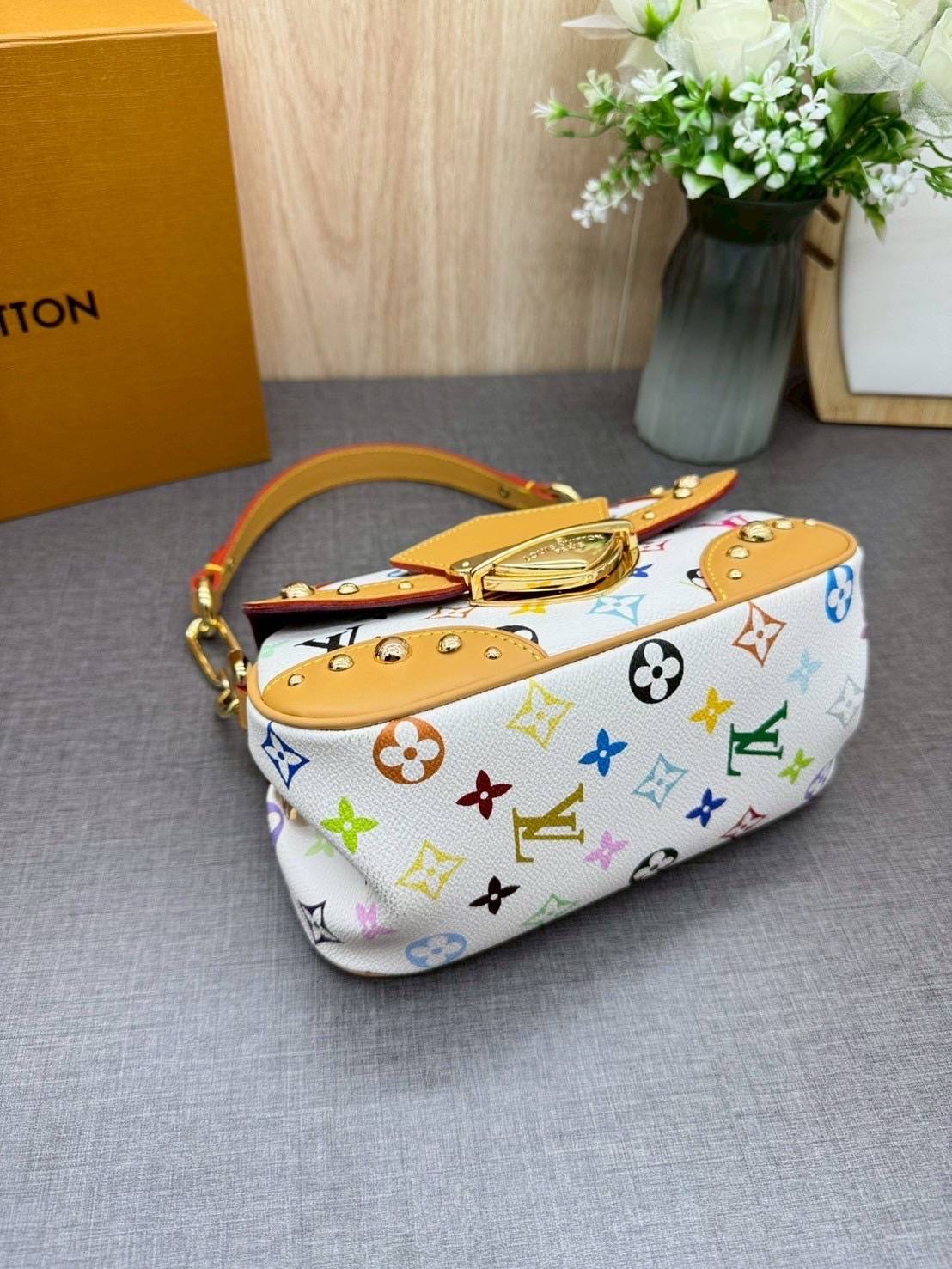 ORI หนังแท้ | Lv Marilyn White Multicolor Monogram Canvas Shoulder Bag กระเป๋าสะพายสไตล์วินเทจ ดีไซน์สีสันสดใสน่ารัก มีชีวิตชีวา โดดเด่นด้วยตัวล็อคด้านหน้าแบบกดขนาดใหญ่ จะถือแบบคล้องแขนหรือสะพายไหล่ก็ได้