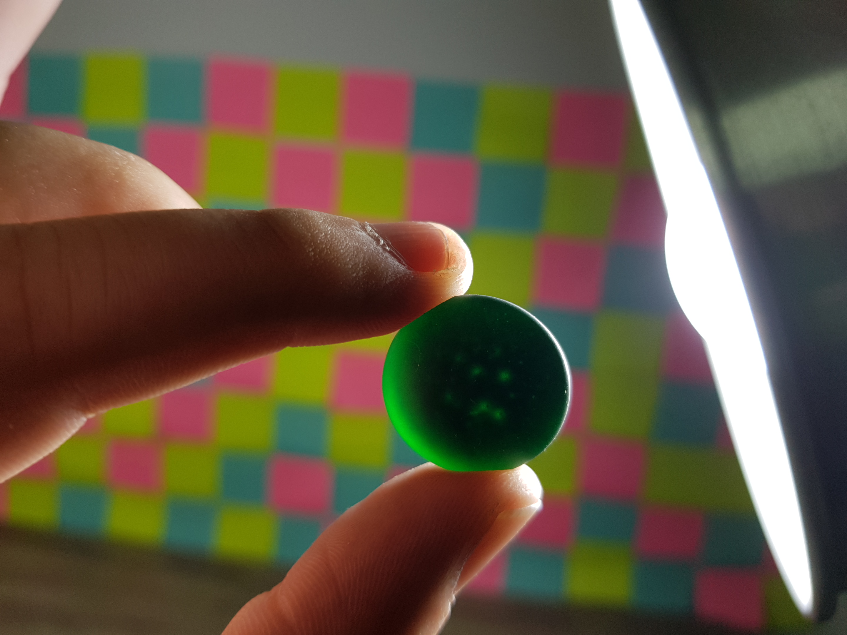 เม็ดหมากล้อมหินแบบนูนสองด้านอย่างดีพร้อมโถไม้ Toreya