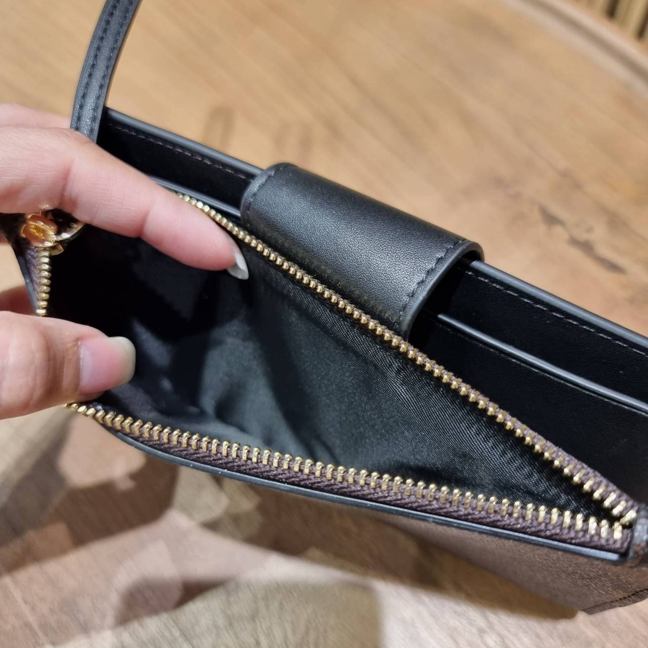 พร้อมส่ง 7 สี COACH C2874 TECH WALLET IN COLORBLOCK SIGNATURE CANVAS จัดให้สีใหม่ก่อนใคร!! ดีไซน์ใหม่ คอลเลคชั่นสวยหรู กระเป๋าสตางค์พร้อมสายคล้องมือ ง่ายต่อชีวิตมากจ้า!! มันดีอะไรเบอร์นี้ ใส่ได้ทั้งบัตร และโทรศัพท์ก็ใส่ได้ทุกรุ่น แถมยังมีช่องซิปแยกไปอีก ช