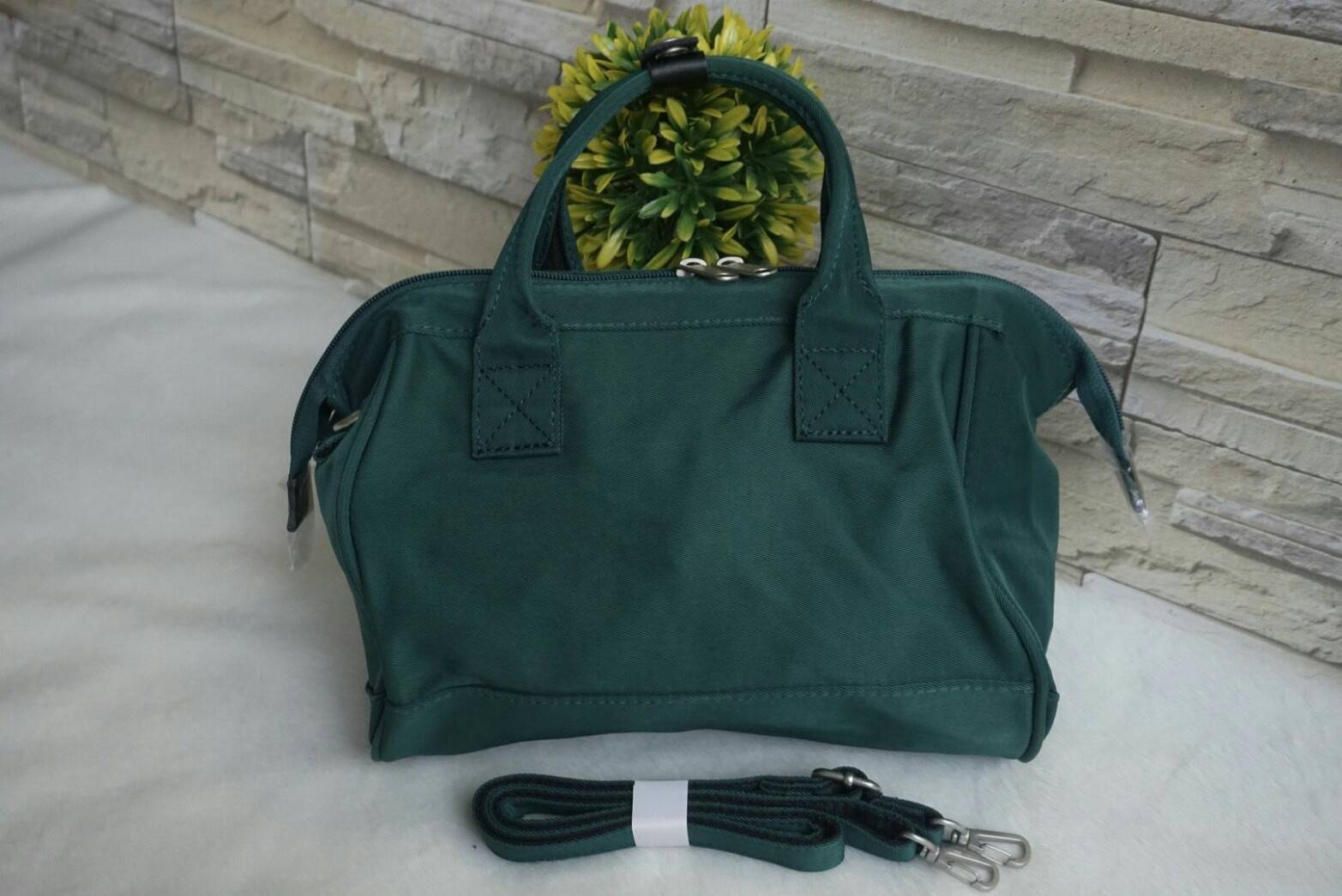 ANELLO Polyester Twill Mini Shoulder Bag AT-H1371 แบรนด์ฮิตติดลมบนในขณะนี้ กับคอลเลคชั่นใหม่เป็นรุ่นทรง Shoulder bag กระเป๋าสะพายในนี้ทำจากผ้า Polyester twill ที่มีความคงทนและมีสีสดใส กระเป๋าที่ดูจะใบเล็กๆใบนี้ สามารถบรรจุขวดน้ำ 500ml และกระเป๋าตังค์แบบยา