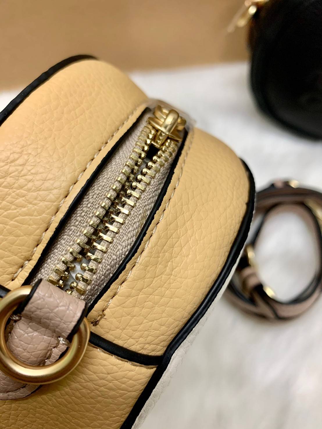 COACH Camera Bag In Colorblock ((C4056//C4156)) พร้อมส่งค่ะ! กระเป๋าทรงกลม ใบน่ารัก ขนาดพอดีลำตัว บวกกับเป็นหนังแท้นิ่มอย่างดี น่าใช้มากๆเลยทีเดียว ด้านหน้ามีโลโก้แบรนด์รถม้า เปิดปิดกระเป๋าแบบซิป ภายในใส่มือถือได้ทุกรุ่น;กระเป๋าเงินใบกลางได้;ของสำคัญจุกจิ