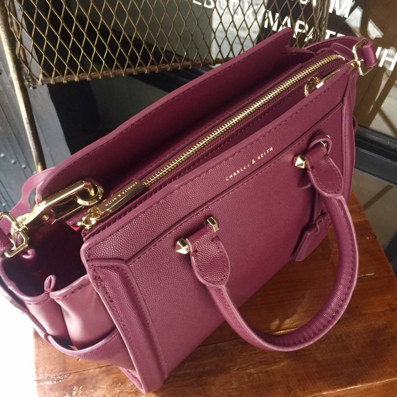 Charles&keith Structured Trapeze Detail Bag สำหรับคอลเลคชั่นใหม่ 2018 เพิ่มสีสวยๆโดนใจให้คุณได้เลือก ตัวกระเป๋าวัสดุหนัง PU อยู่ทรงน่าใช้ ภายในช่องใหญ่จุของได้เยอะม๊วกกก ช่องซิปเล็กด้านใน และช่องเก็บของจุกจิก เปิด-ปิดด้วยซิปรูดลื่นใช้งานคล่องตัว สายสะพายถ