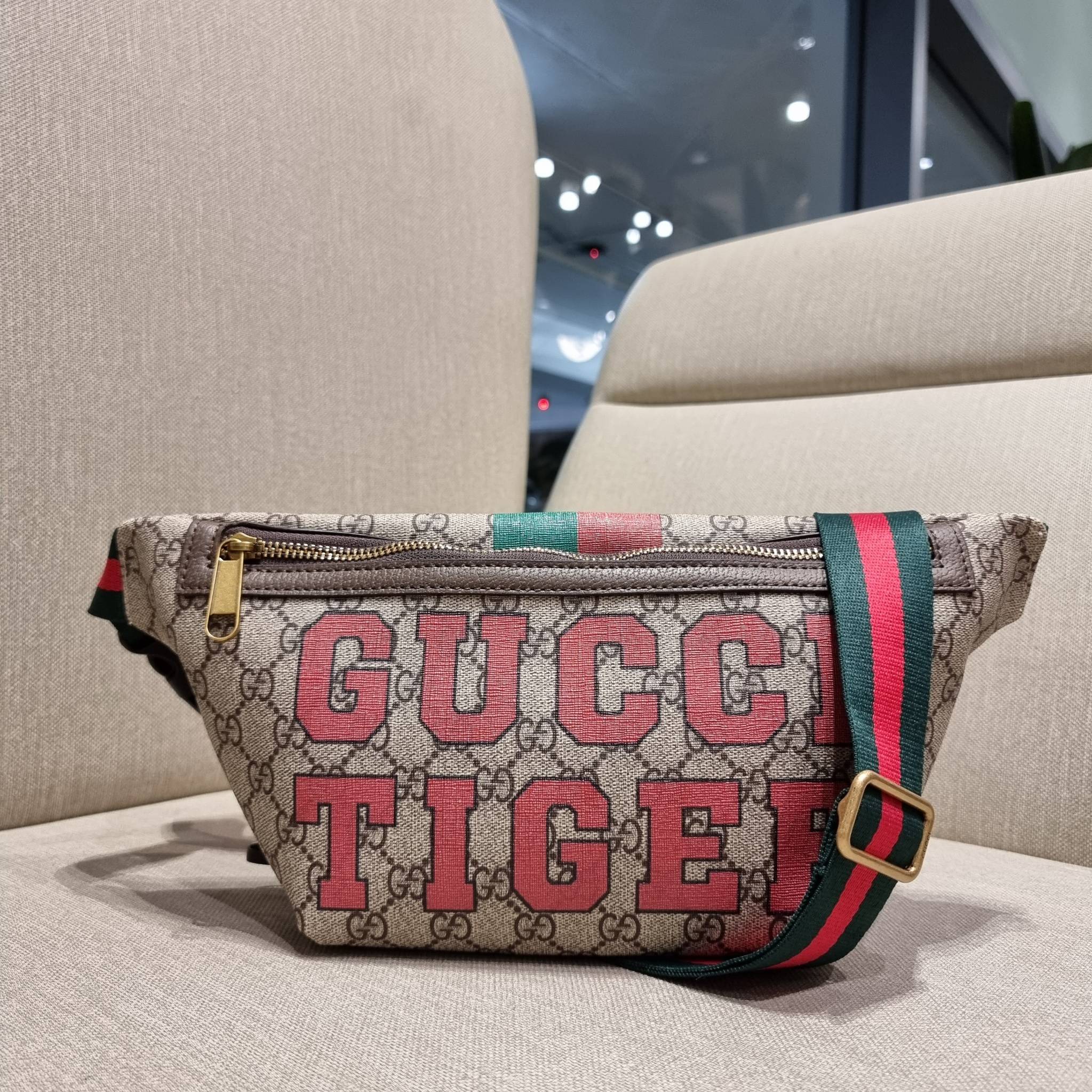 GUCCI BELT BAG ไอเท็มที่หนุ่มๆเรียกร้อง GC waist bag กระเป๋าคาดอก/คาดเอว คอลเลคชั่นฉลองปีเสือ โดดเด่นด้วยลายพรินท์จัมโบ้ ไม่เหมือนใคร วัสดุหนังแคนวาส เปิด-ปิดด้วยซิป ภายในแบ่งสัดส่วน มีช่องซิป และช่องย่อยให้อีก สายสะพายปรับได้ สายสปอร์ต สายแคมป์ปิ้ง หรือจ