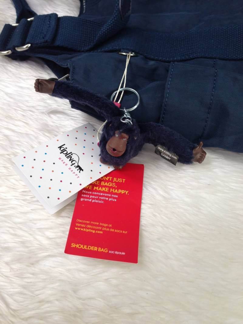 Kipling รุ่น Cicele กระเป๋าสะพายไหล่ใบใหญ่ สวยน่ารัก ตัวกระเป๋าด้านในเป็นช่องโล่งแบบปิดเปิดด้วยซิป มีช่องซิปด้านใน ด้านข้างกระเป๋า มี 2 ช่อง ปิดเปิด ด้วยเทป พร้อมที่ใส่โทรศัพท์ ปากกา และ MP 3 ในส่วนด้านใน และ ด้านข้างกระเป๋า ซ้าย-ขวา เป็นช่องขนาดเล็กสำหรั