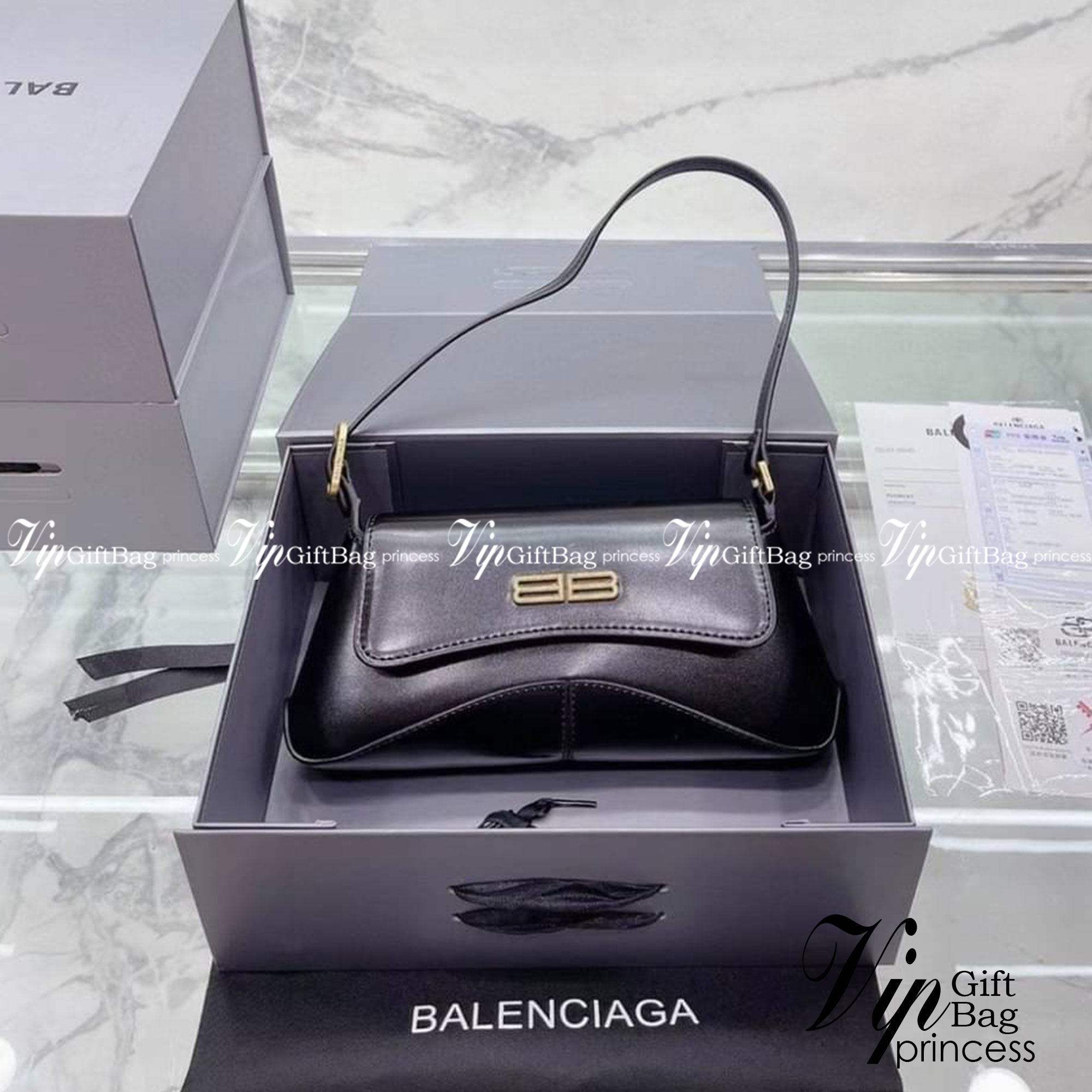 BALENCIAGA XX Small Flap leather shoulder bag กระเป๋าสะพายดีไซน์สวยเลิศ!! ไม่ซ้ำ เอกลักษณ์ที่โดดเด่นด้วยรูปทรง และขนาดที่กำลังเหมาะใช้งาน พร้อมดีไปหมด!! เปิด-ปิดด้วยกระดุมแม่เหล็ก ภายในกระเป๋าเป็นช่องโล่ง ใส่ของสำคัญจุกจิกพอได้ พกพาได้แบบไม่ต้องเยอะ สายสะ