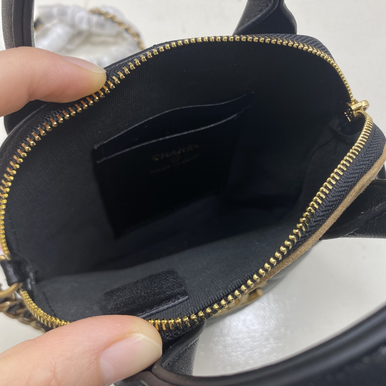 ORI หนังแท้ | Chanel Clutch with chain Suede Leather กระเป๋าถือรูปทรงใหม่ งานทูโทนหนังและหนังกลับ ตัดสีน้ำตาลดำอย่างลงตัว สวยโดดเด่น ใหม่ล่าสุด ในคอลเลกชัน Métiers d’art ปี 2024/25