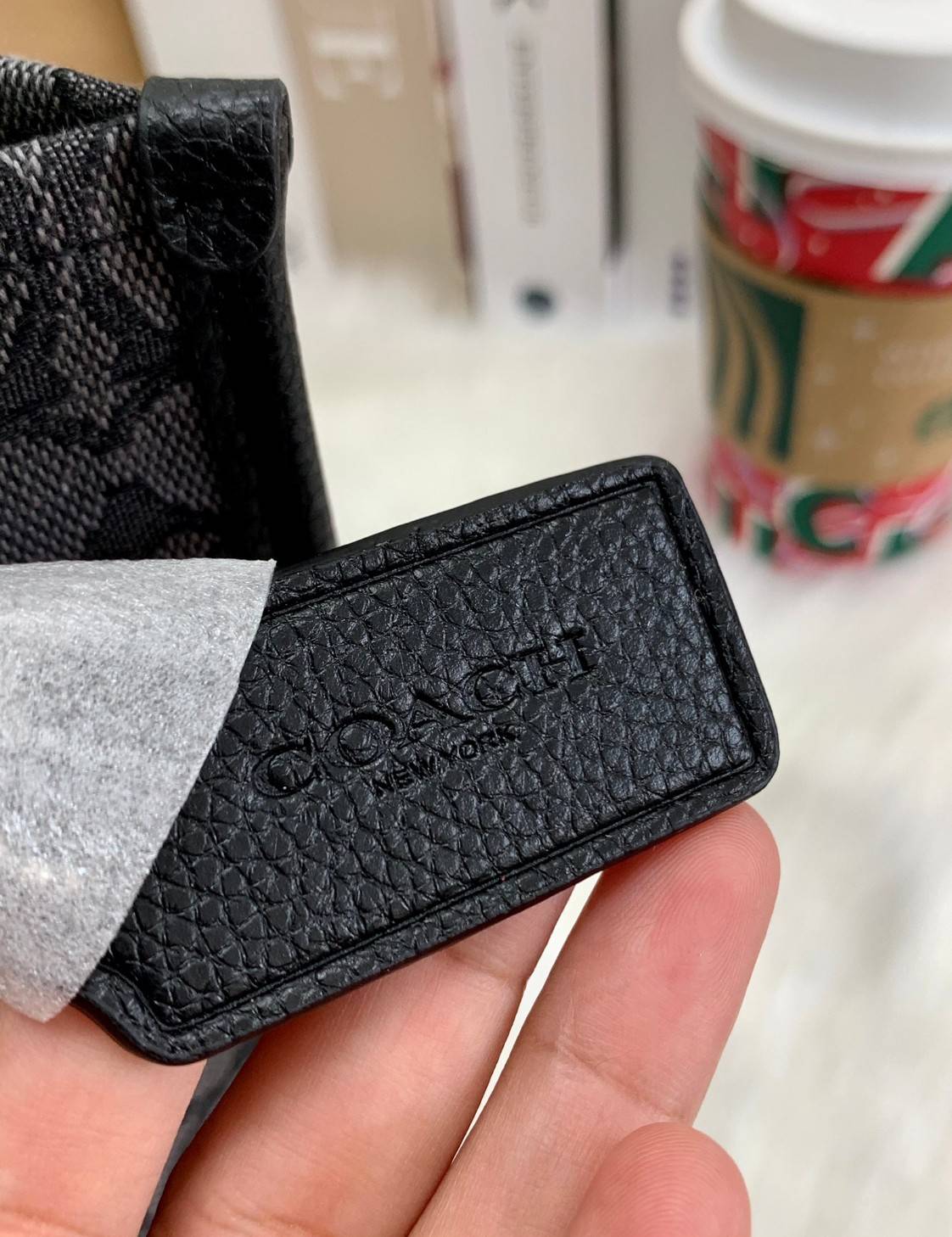 พร้อมส่ง 4ลาย 🌈ไม่มีในช๊อปไทยจร้าา😘 COACH DEMPSEY CARRYALL IN SIGNATURE JACQUARD WITH STRIPE AND COACH PATCH (C2826,C1527,C4113) พร้อมส่งความสวย! คุณภาพจัดเต็มค่ะ กระเป๋าทรงTote วัสดุ Jackquard+หนังแท้ ได้ลงตัวสวยงาม ด้านหน้ามีโลโก้แบรนด์ว