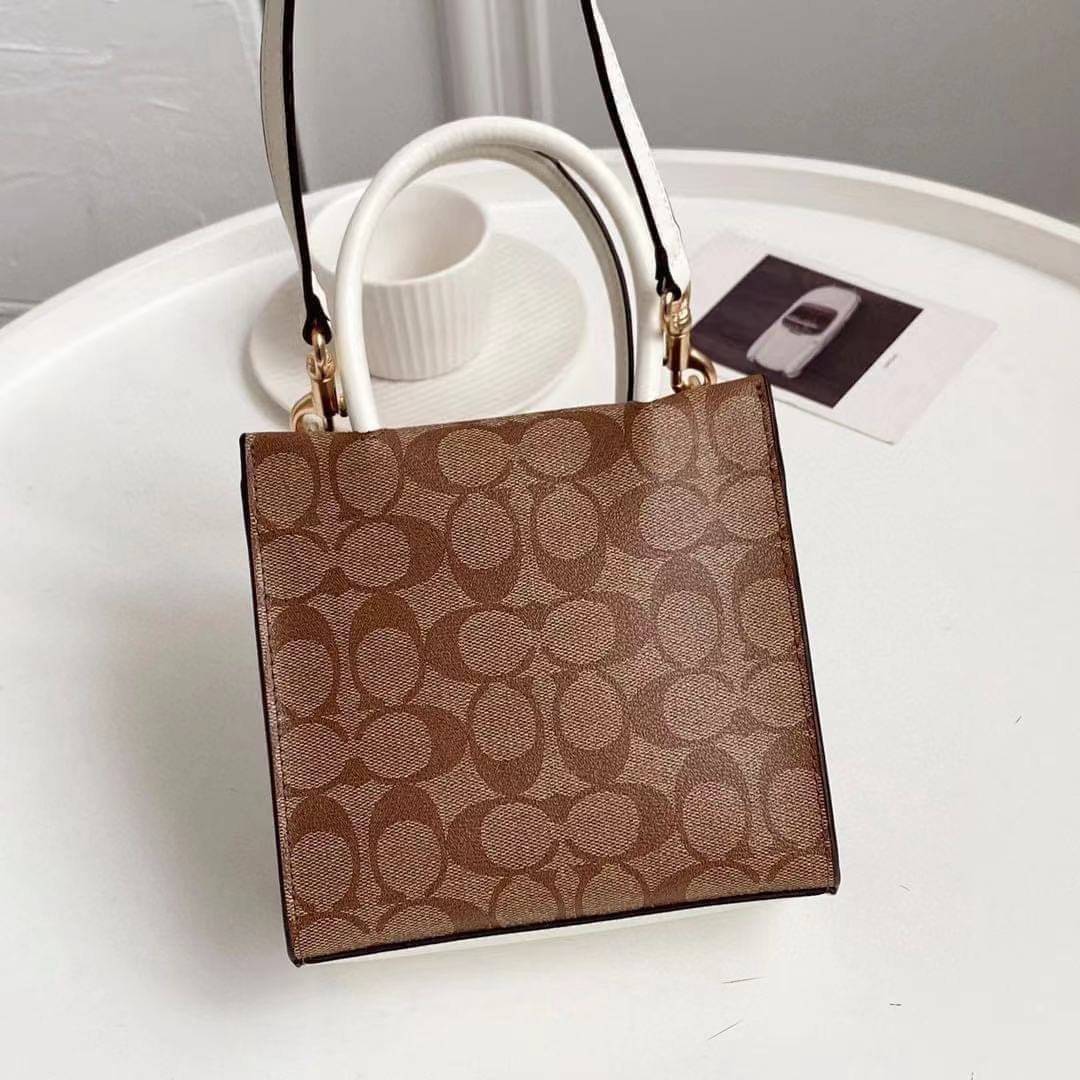 COACH MINI CALLY CROSSBODY IN SIGNATURE ((3599, 2184, 5693, 2134, 2183)) พร้อมส่งที่ไทยทันที! กระเป๋าสะพายครอสบอดี้ร์ กระเป๋าครอสบอดี้โท้ทมินิไซส์ รุ่นใหม่สุดฮอต!! ใบจริงคือน่ารักม้ากกกก!! สวยอยู่ทรง น่ารักน่าใช้ ทรงTote ปากกระเป๋าเปิดปิดแบบแม่เหล็ก ภายใน