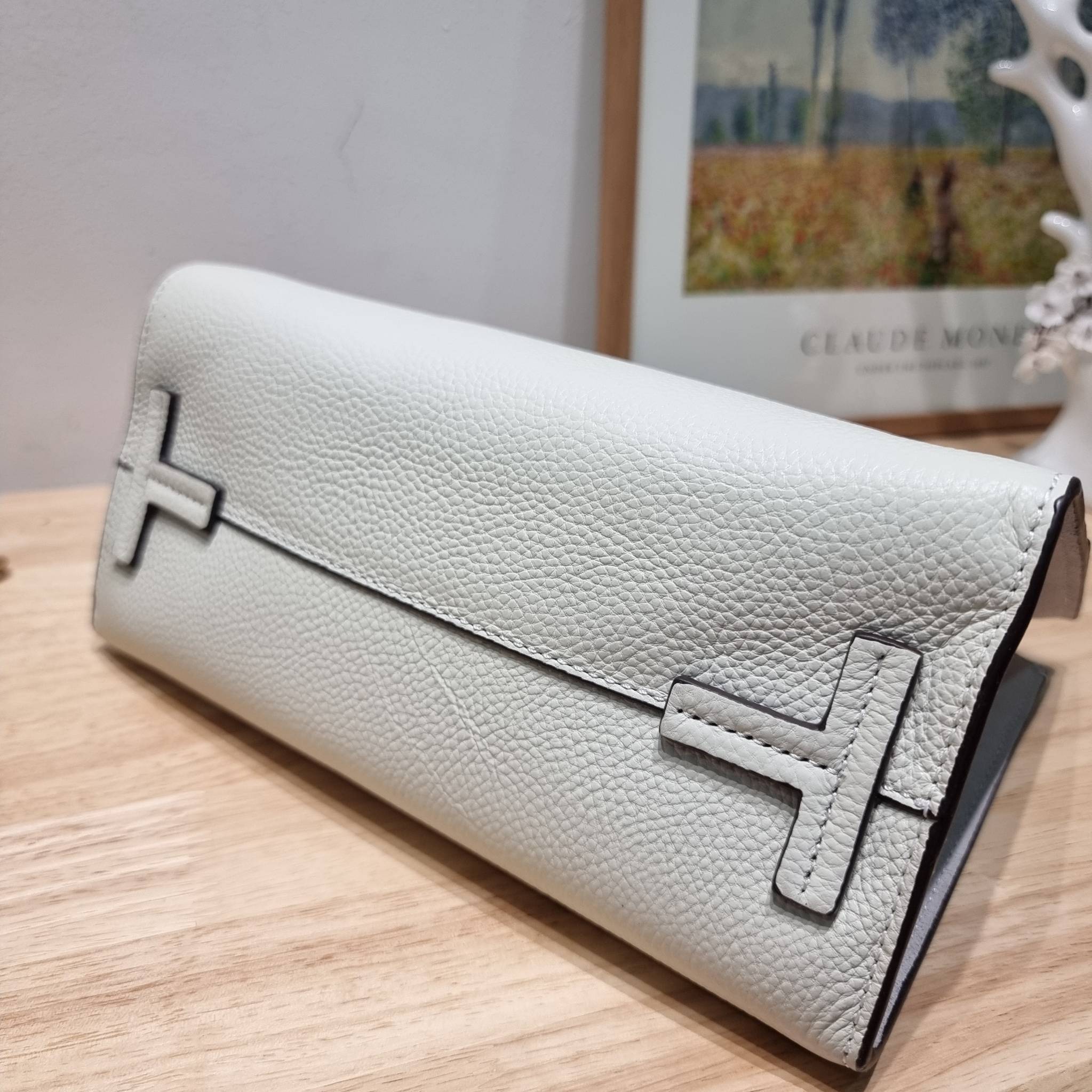 TORY BURCH MILLER TOP HANDLE SATCHEL ใหม่ล่าสุด กับกระเป๋าสะพายรุ่นยอดนิยม ที่มาในดีไซน์ top handle ให้สะดวกใช้ได้มากขึ้นด้วยหูจับในตัว โดดเด่นด้วยโลโก้สีทอง ด้านหน้าและด้านหลังมีช่องเปิดเก็บของได้