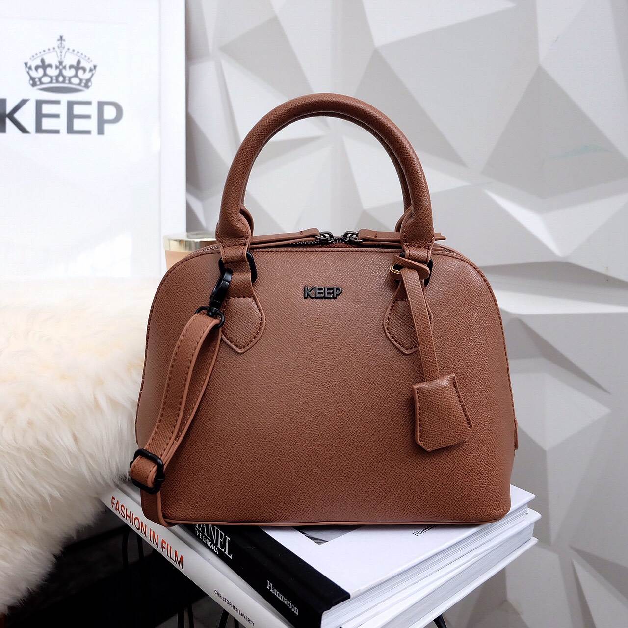 ซูมๆ ใกล้ๆ กันเลย กับ New collection KEEP ' Taylor ' ทำ size ใหม่ (9.5") อยากแนะนำมาก อยู่ระหว่าง มินิ กะ คลาสสิค ขนาด ดี๊-ดี ไม่เล็กไม่ใหญ่ไป แถม!! ดีไซน์รุ่นนี้ เป็นอะไหล่ดำ แต่งกะ look casual style ได้แมตช์ม๊ากกกก มี 3 สี Earth tone ให้เ