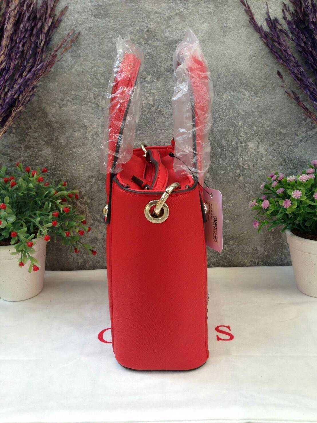 GUESS DELANEY SAFFIANO MINI CROSSBODY BAG WITH STAR กระเป๋าถือหรือสะพาย GUESS FACTORY วัสดุหนังลาย Saffiano ประดับอะไหล่เงินรูปดาวสุดชิค ขนาดกำลังดี น้ำหนักเบา ด้านหน้าประดับ logo พร้อมกับ พวงกุญแจ Signature แบรนด์ที่หูหิ้ว ถอดเเยกใช้ได้ เปิดปิด ด้วยซิป ภ