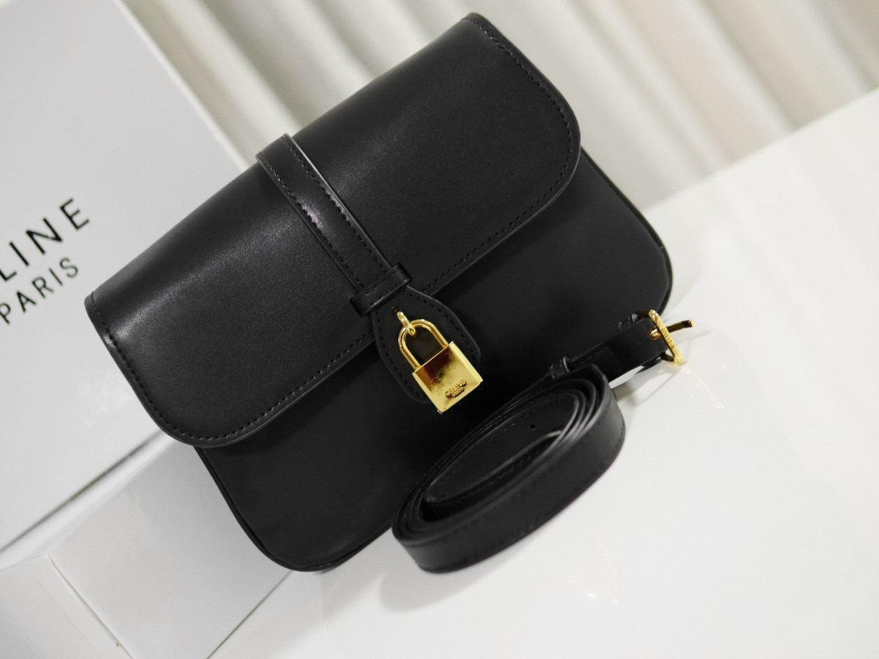 Celine Medium Tabou In Smooth Calfskin พร้อมส่งรุ่นใหม่แล้วค่า กับ CELINE SHOULDER BAG หนังเรียบสวยหรู ปรับดับพวงกุญแจสีทองด้านหน้า ด้านในเปิดด้วยด้วยกระดุม แบ่งช่องใส่ของออกเป็นสัดส่วน พร