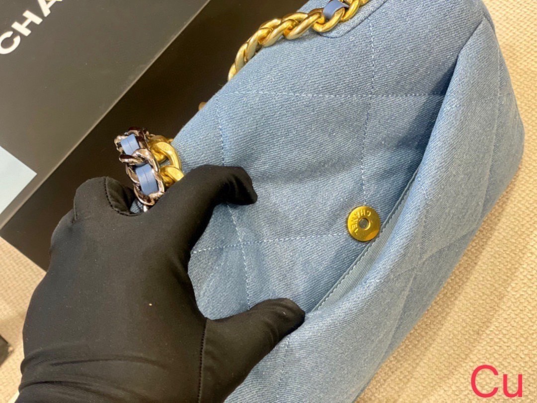 10" CHANEL FLAP 19 BLUE DENIM / CHANEL 19 HANDBAG DENIM กระเป๋าสะพายดีไซส์คลาสสิค งานเดนิม สายอะไหล่เงิน/ทองตัดกันสวยงาม