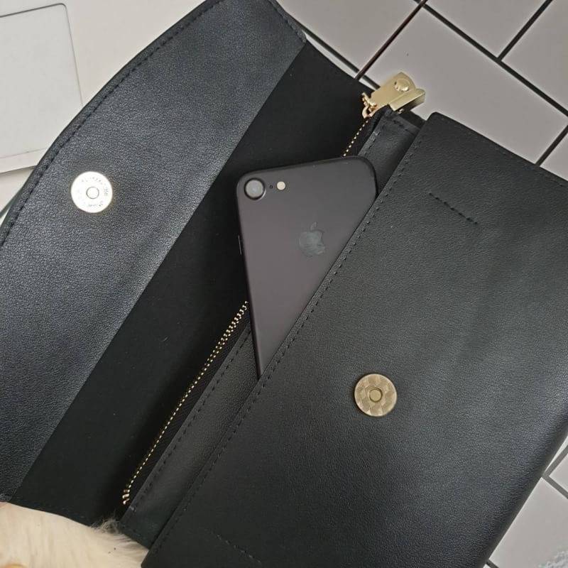 คลัชมาใหม่ สัปดาห์นี้ค่า ‘ Stair ‘ Clutch bag ✔️รอบนี้เข้าเพิ่มอีก 5 ลายเลยน๊า หลังจากปล่อยคอลเลคชั่นแรกออกไปแล้วได้รับความนิยมมากๆ รอบนี้จัดเฉดสีกลางๆ ให้แมทช์ง่ายกับชุดด้วยค่า **หนังวัวแท้ค่า