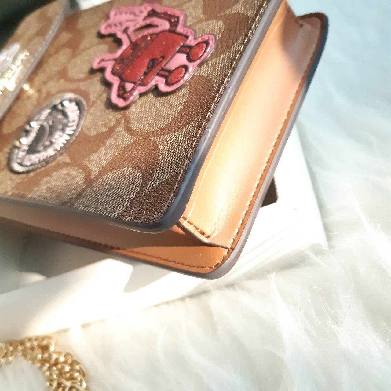 COACH PHONE CASE CROSSBODY BAG ((73486//76988//76357//39955//91046)) COACH NORTH/SOUTH CROSSBODY IN SIGNATURE CANVAS กระเป๋าใส่โทรศัพท์รุ่นนี้ มีความโดดเด่นทั้งดีไซน์และคุณสมบัติในการใช้งาน ด้วยลวดลายที่มีซิกเนเจอร์เป็นเอกลักษณ์แล้ว ด้านหลังยังมีช่องใส่กา