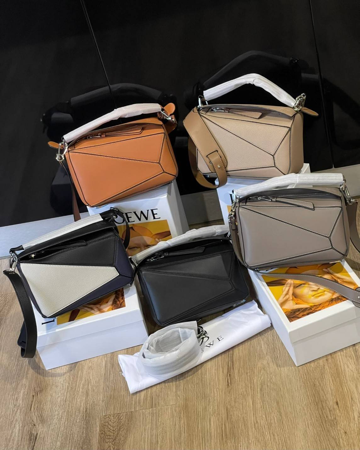 Loewe Puzzle Bag In Classic กระเป๋าทรง Puzzle นี้ออกแบบโดย Jonathan Anderson โดยได้รับแรงบันดาลใจในการออกแบบมาจากรูปทรงของลูกรักบี้ ดังนั้น จึงจะเห็นได้ว่าการตัดเย็บและรูปทรงของกระเป๋านั้นคล้ายคลึงกับลูกรักบี้ รูปทรงดูมินิมอลไม่ทิ้งคอนเซ็ปต์ของแบรนด์ สามา