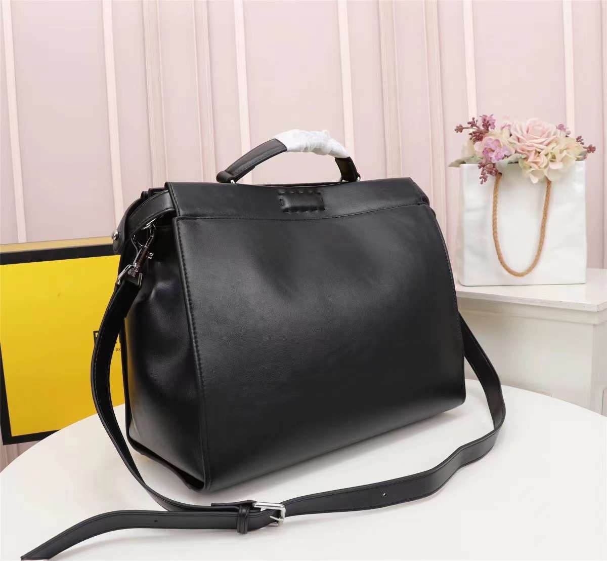 FENDI Monster Bag 36cm เกรดเทพออริจินอล กระเป๋ายอดนิยมของแบรนด์ ดีไซน์สวยเรียบหรูแฝงด้วยความเก๋ สามารถสะพายหรือถือ เหมาะสมกับวัยรุ่น สะดวกในการพกพาไม่ว่าสาว ๆ จะไปเที่ยวต่างจังหวัด ต่างประเทศหรือแม้กระทั่งทำกิจกรรมแอดเวนเจอร์ต่าง ๆ ก็ไม่ทำให้เกะกะแต่อย่าง