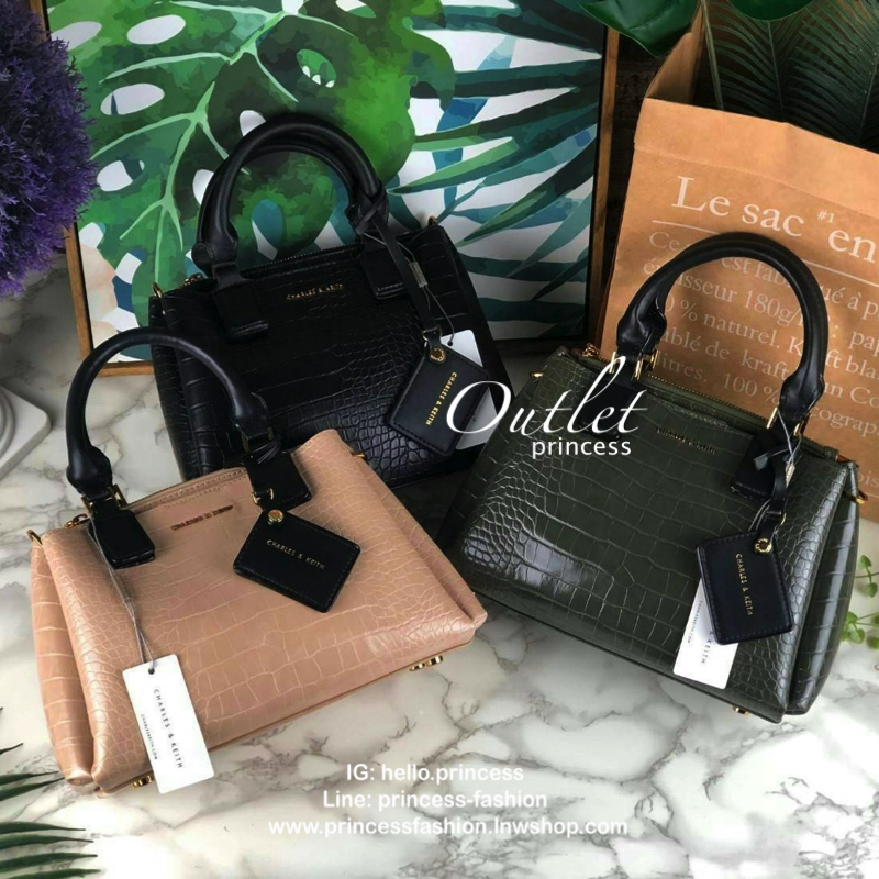 CHARLES & KEITH CROC-EFFECT STRUCTURE BAG กระเป๋าถือ/สะพายวางอยู่ทรง ตัวหนังกระเป๋าพิมพ์ลายจรเข้สวยมากๆ มีหมุดรองฐาน 4 มุม หูหิ้วพับลงได้ค่า เปิดปิดแบบกระดุมแม่เหล็ก แบ่งเป็น 3 ช่องใหญ่ เป็นช่องซิปตรงกลาง จุของได้ดี ใส่ ipad mini ได้นะค่า มีสายสะพายยาวแบบ