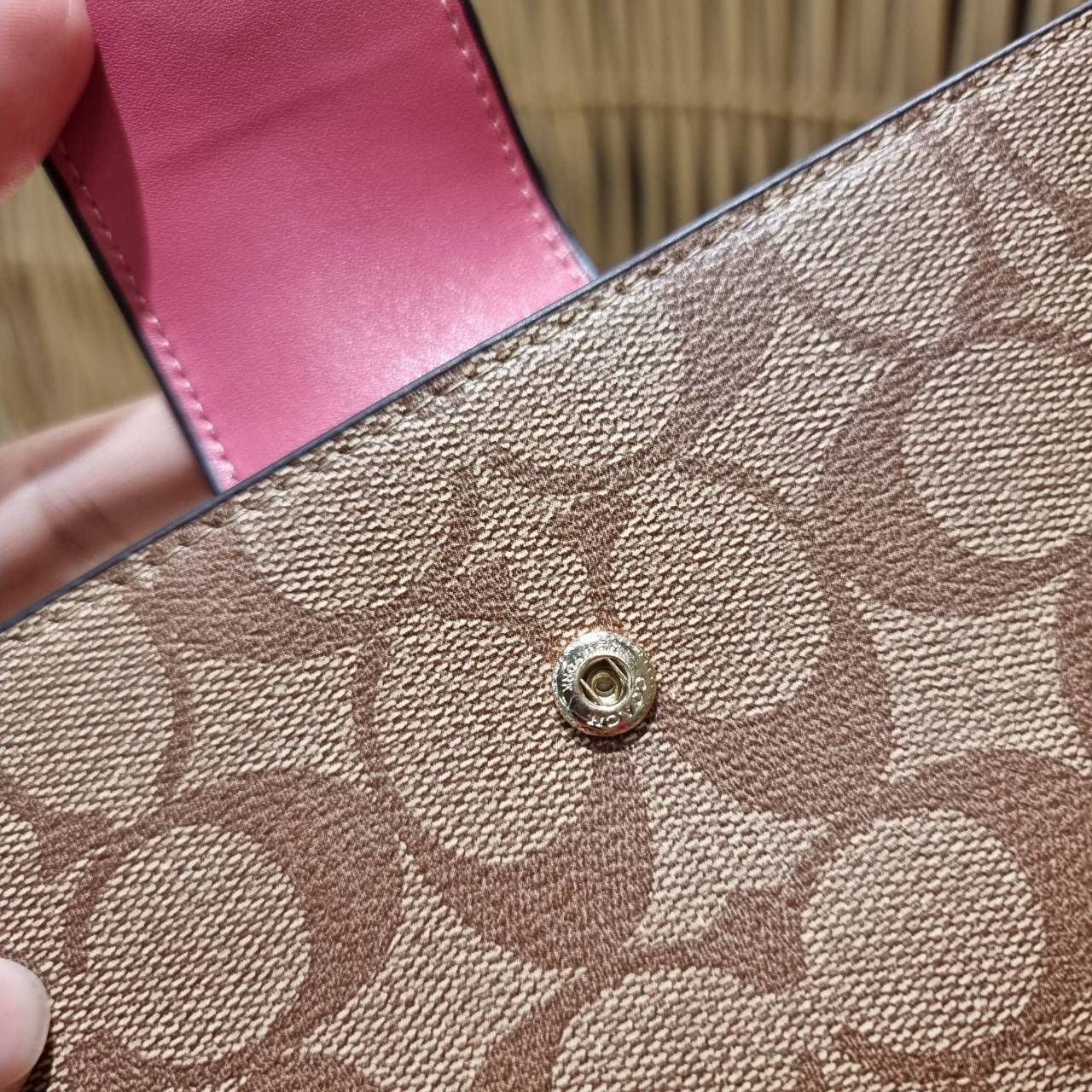 พร้อมส่ง 7 สี COACH C2874 TECH WALLET IN COLORBLOCK SIGNATURE CANVAS จัดให้สีใหม่ก่อนใคร!! ดีไซน์ใหม่ คอลเลคชั่นสวยหรู กระเป๋าสตางค์พร้อมสายคล้องมือ ง่ายต่อชีวิตมากจ้า!! มันดีอะไรเบอร์นี้ ใส่ได้ทั้งบัตร และโทรศัพท์ก็ใส่ได้ทุกรุ่น แถมยังมีช่องซิปแยกไปอีก ช