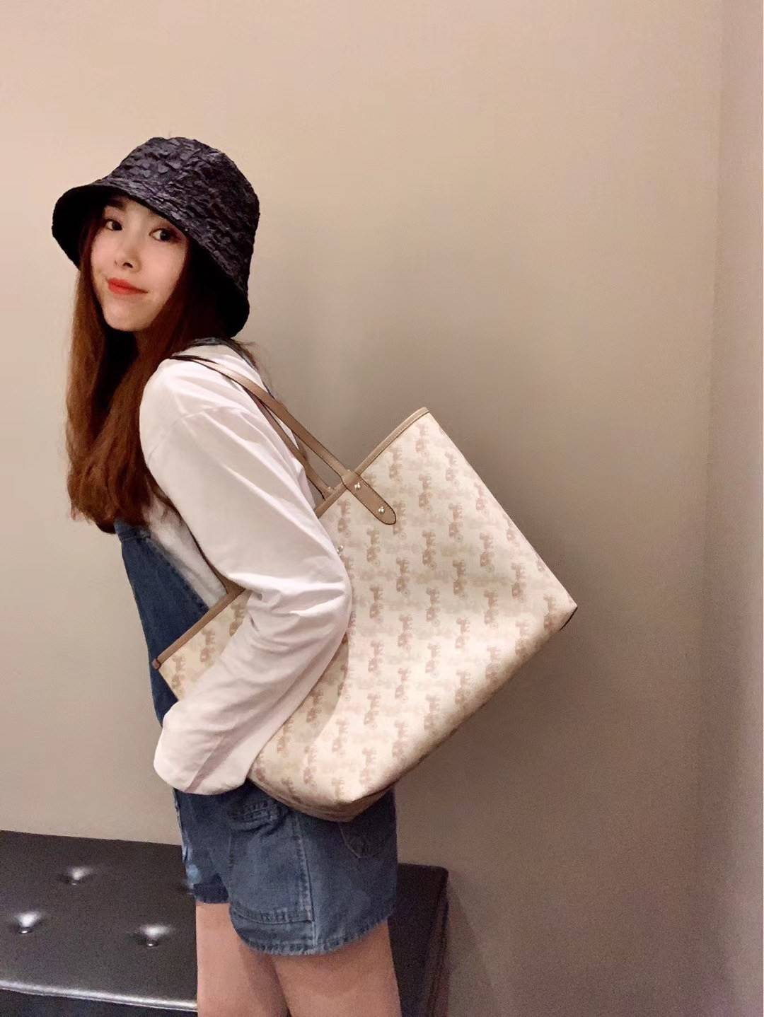 COACH 91107 REVERSIBLE CITY TOTE WITH HORSE AND CARRIAGE PRINT ใช้ได้ 2 ด้าน 🔺ทรง Tote รุ่นแนะนำค่ะ!! วัสดุ pvc อย่างดี นิ่มยวบตัวสวย ลายรถม้าทั้งใบค่ะ (ในไทยหายากค่ะลายนี้) 📌สามารถใช้ได้ทั้งด้านในและด้านนอกนะคะ สวยทั้ง2ด้านเลยทีเดียว เป็น