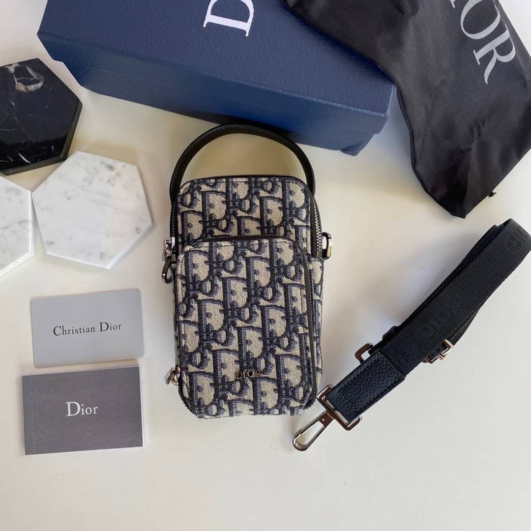 DIOR Micro Rider Pouch Beige and Black / Dior phone bag เกรดออริจินอล กระเป๋าสะพายใส่โทรศัพท์ใส่บัตร สายสะพายข้างถอดได้ ปรับระดับได้ การตัดเย็บละเอียด ตอบโจทย์การใช้งาน ภาพสินค้าถ่ายจากงานขายจริงใช้งานต่างประเทศได้