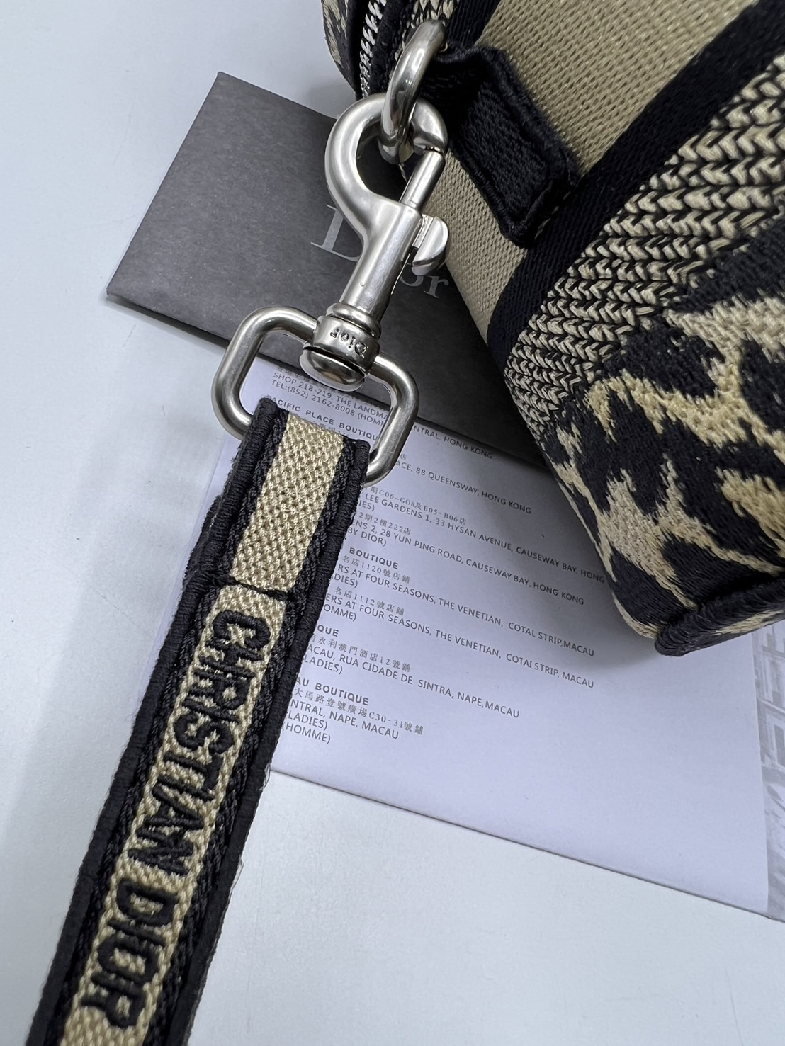 18cm Small DiorTravel Vanity Case กระเป๋าใส่เครื่องสำอาง มาพร้อมกับลวดลาย Oblique ปักอย่างประณีตและประดับด้วยสัญลักษณ์ Christian Dior Paris มาพร้อมสายสะพายและหูจับในตัว ปรับเปลี่ยนใช้งานได้ตามสไตล์