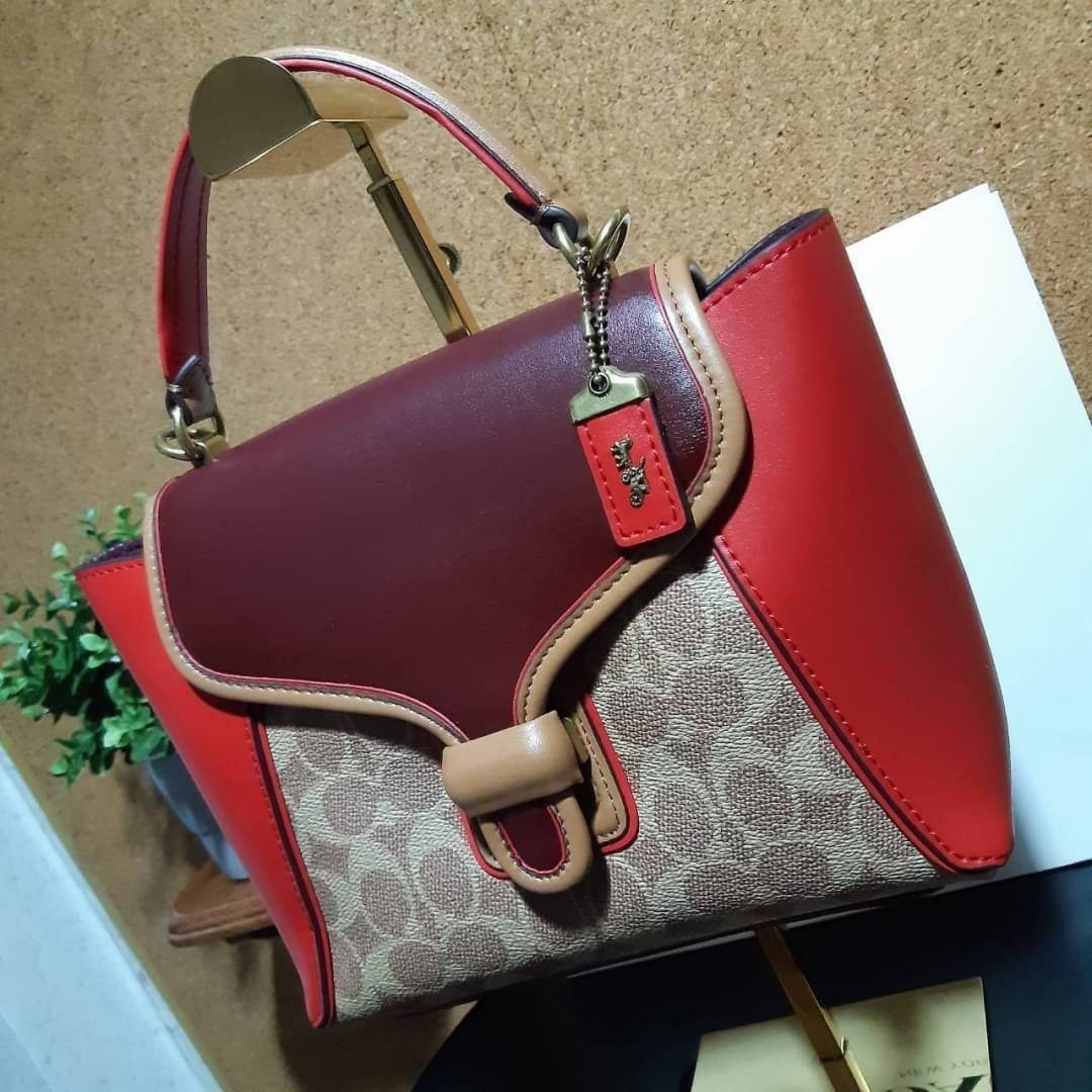 COACH COURIER CARRYALL 23 IN COLORBLOCK SIGNATURE CANVAS พร้อมส่ง 7 แบบ พร้อมส่ง ลุคดูไฮสุดๆค่ะ! กระเป๋าสะพายหนังหรูหราและคลาสสิค หนังแท้ชั้นดีที่สุด น้ำหนักเบา หนังสวยมากก สัมผัสแล้วหลงรักแน่นอนจ้าา😘