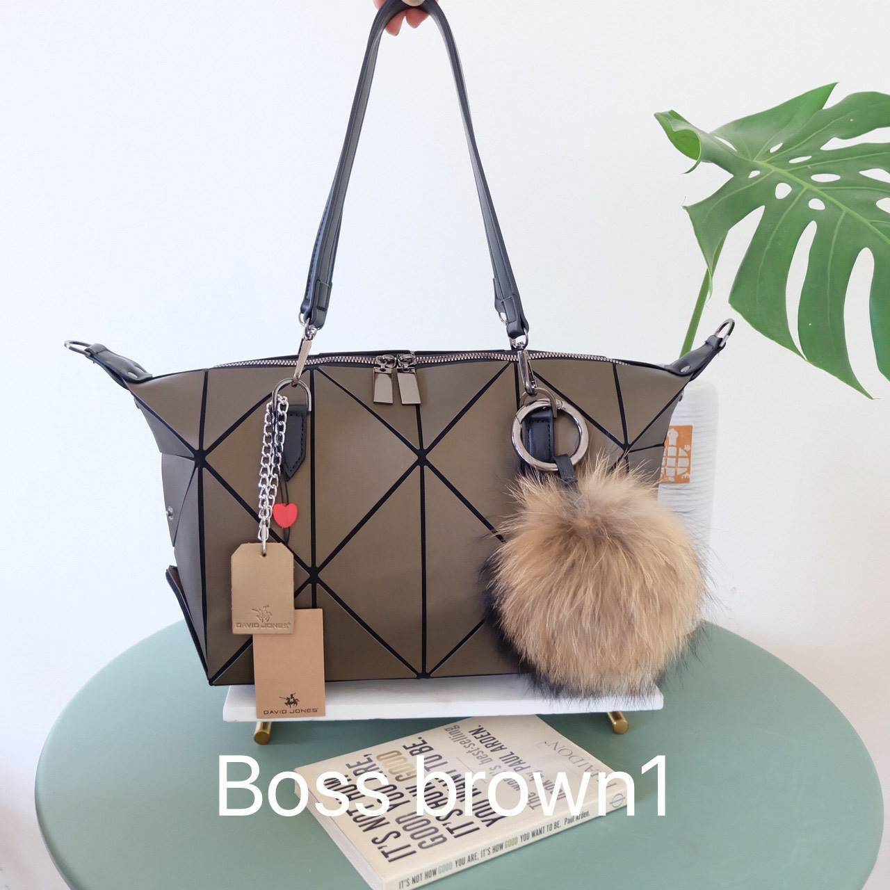 กระเป๋าถือ/สะพาย ทรงสวย เหมือนซื้อ1ได้4 โอ้ย 🤩🤩 คุ้มสุดๆไปเลยค่า เพราะตัวกระเป๋าปรับได้ถึง4 แบบตามการใช้งานเลยน๊าแถมตัวกระเป๋าน้ำหนักเบาอีกด้วย ✨✨✨ สายสะพายถอดได้แถมสายยาวให้อีก 1 เส้น กระเป๋าทรงสุดฮิตจากแบรนด์ David J