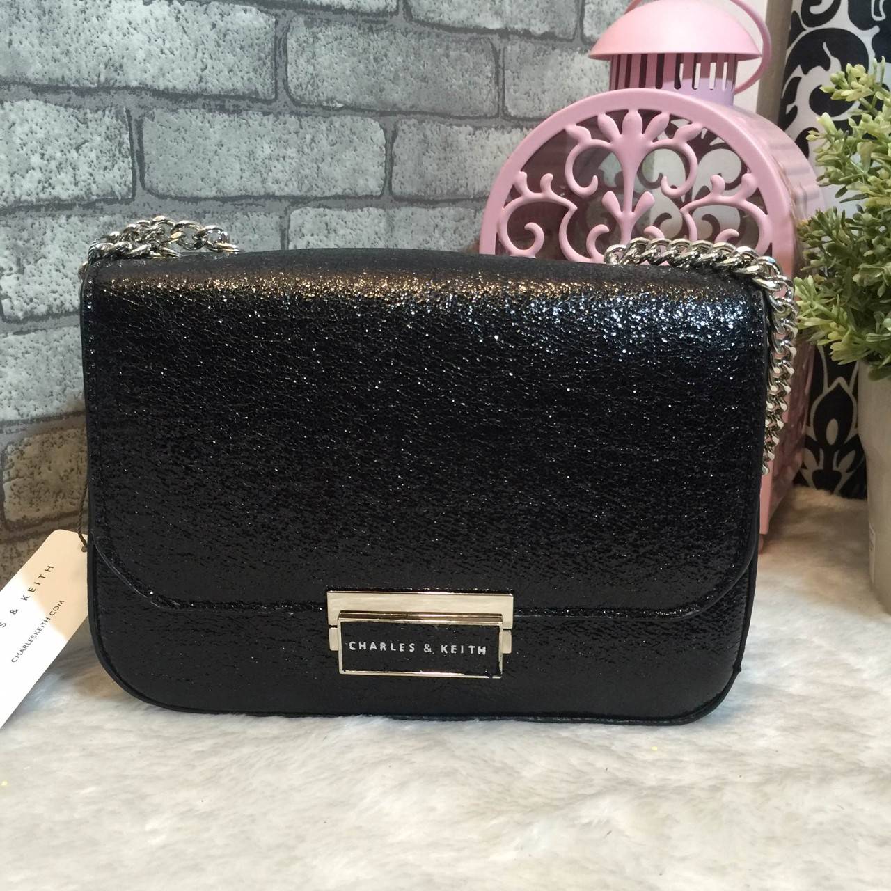 New! 2018 CHARLES & KEITH PUSH-LOCK CHAIN SLING BAG กระเป๋าสะพายโซ่ ทรงสวยสไตล์คุณหนู หนังpuลายคาเวียร์ ทรงแข็ง ฝาเปิด-ปิดด้วยตัวล็อคปั๊มโลโก้ ภายในมีช่องซิปเล็ก 1 ช่อง และช่องใส่บัตร สามารถใส่ iphone+ และของจุกจิกเพิ่มเติมได้ ด้านหลังมีช่องเล็ก 1 ช่อง สะ