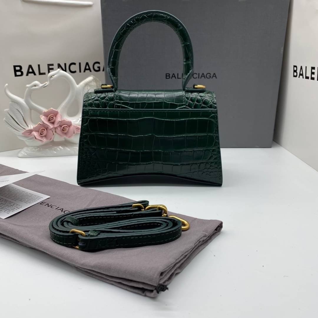หนังแท้ BALENCIAGA HOURGLASS TOP HANDLE XS Shiny crocodile embossed calfskin การสร้างสรรค์ที่มีเอกลักษณ์เฉพาะตัว หรูหรา โทนสีโดดเด่น วัสดุหนังแท้ลายจระเข้ ภายในโล่งกว้างหนังแนปป้าอย่างดี เกรดออริจินอล ตอบโจทย์ได้ทุกลุค ทุกไลฟ์สไตล์ ภาพสินค้าถ่ายจากงานขายจ