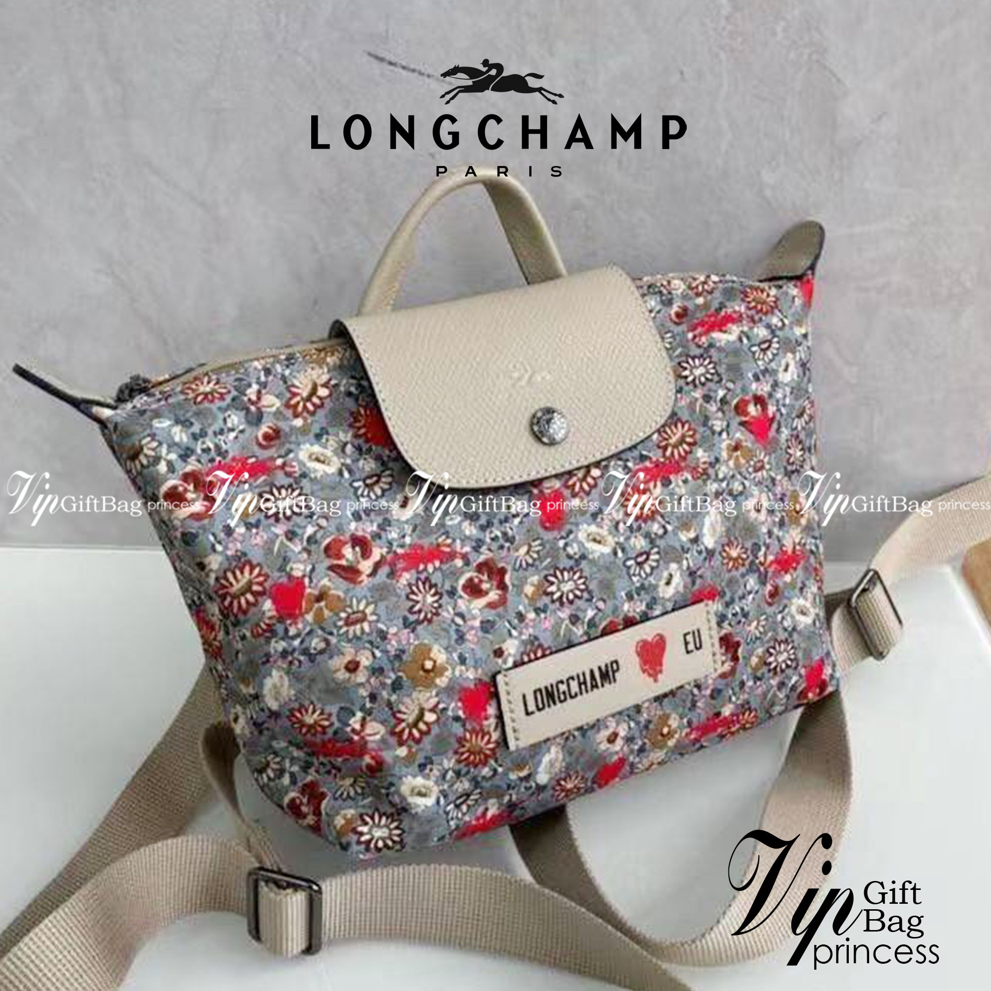 Longchamp X Eu Backpack กระเป๋าเป้สะพายหลังลายดอกๆไม้ วัสดุผ้าฝ้าย อะไหล่สีดำ กระเป๋าเป้แบบลำลองสำหรับสตรีซึ่งนำรูปทรงอันเป็นเอกลักษณ์ของ Le Pliage มาปรับใช้กับทุกสถานการณ์ อุปกรณ์เสริมที่ใช้งานได้จริงนี้มีสายรัดปรับระดับได้และที่จับช่วยให้ สะพายข้างหรือส
