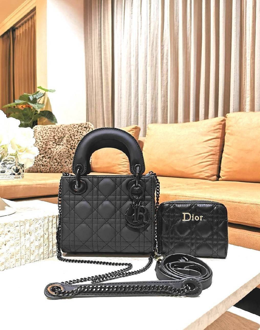 CHRISTIAN DIOR MINI BAG VIP GIFT WITH PURCHASE พรีเมี่ยมกิ้ฟรุ่น Limited สวยหรูดูดีอลังการเซตสุดคุ้มได้ทั้งกระเป๋าสะพายหนัง Calfskin + กระเป๋าสตางค์สั้น + Dior Gold Star ครบชุด ไอเท็มใหม่ล่าสุดน่าใช้น่าสะสม สินค้ามาพร้อมกล่องแบรนด์ จะซื้อใช้เองหรือมอบเป็น