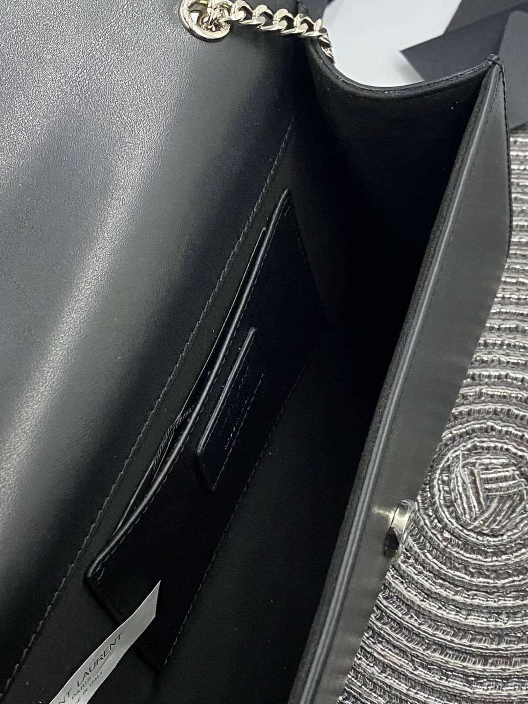 VIP 】หนังแท้ YSL Saint Laurent Monogram Kate Leather Shoulder Bag พร้อมส่งที่ไทย!! รุ่นหนังเรียบ อะไหล่เงิน CLASSIC SAINT LAURENT MONOGRAM SHOULDER BAG DECORATED WITH METAL YSL INITIALS AND CHAIN TASSEL, FEATURING A CHAIN SHOULDER STRAP.