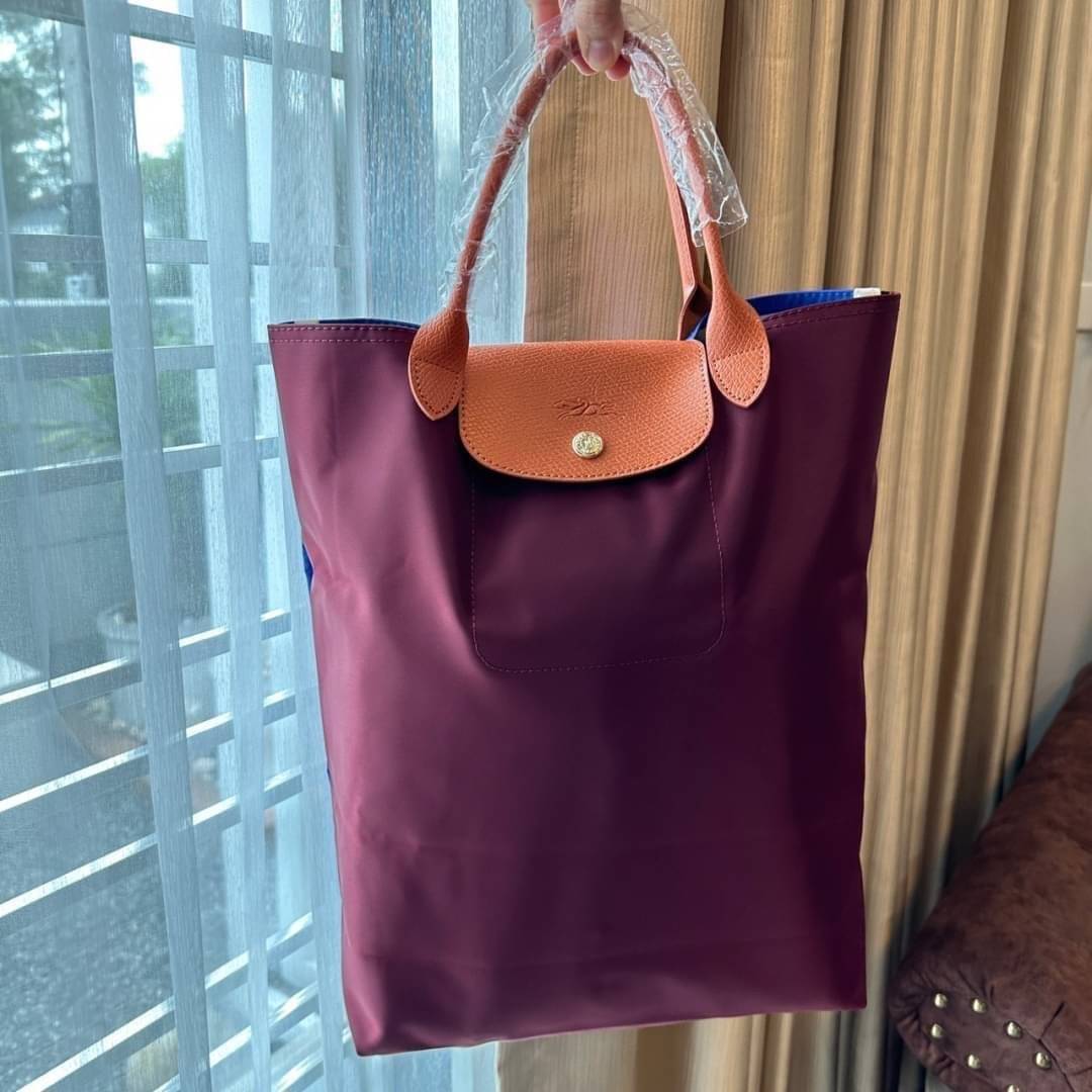 LONGCHAMP LE PLIAGE RE-PLAY TOP HANDLE BAG สินค้ารุ่นลิมิเต็ด collection สุดปัง ซื้อใบเดียวเหมือนได้2 ใบ กระเป๋าสะพายแนวตั้งที่กว้างขวาง มีเอกลักษณ์เฉพาะตัวแต่มีดีไซน์ที่น่าดึงดูด