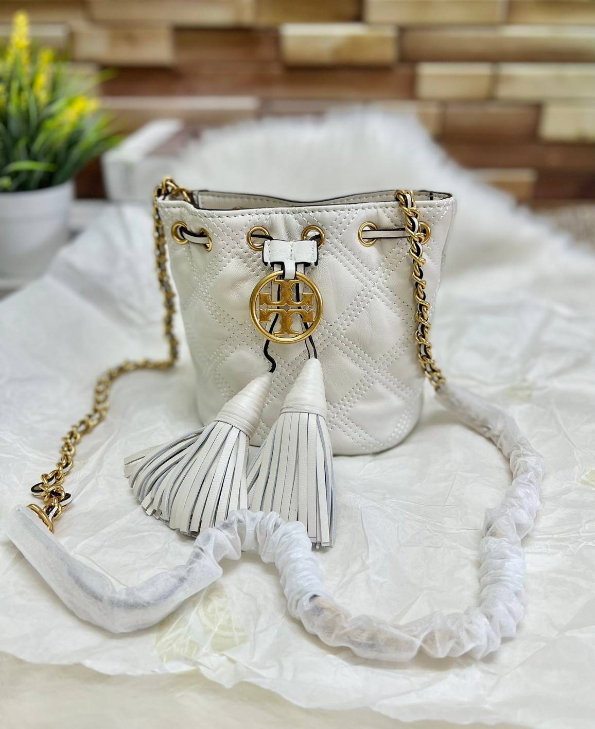 สีออกใหม่ ซึ่งหาได้ยากมากค่ะ 🤩 TORY BURCH FLEMING QUILTED BUCKET BAG ((56868)) พร้อมส่ง สวยท้าให้ลอง! จำนวนจำกัด สินค้าต้องมี กระเป๋าทรงBucket หนังแกะแท้((หนังจะมีความนิ่ม ทนทานและแพงกว่าหนังวัวมาก)) เดินด้ายลายนวมสวยมากๆค่ะ