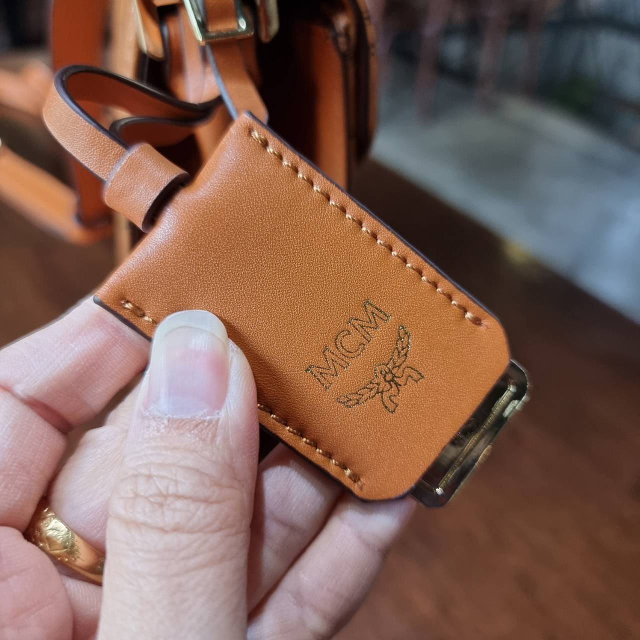 M.C.M PATRICIA SHOULDER BAG IN VISETOS กระเป๋าสะพายไหล่/ข้าง ดีไซน์ได้อย่างมีสไตล์ ดูมีสเน่ห์ด้วยทรงกระเป๋าที่โค้งบริเวณฐาน ให้ความรู้สึกนุ่มนวลมากขึ้น ใบนี้แมทช์ได้กับทุกลุค เท่ๆ casual หรูหรา หวานๆ ก็ทำให้โดดเด่นได้ด้วยไอเท็มนี้ วัสดุหนังแคนวาสคุณภาพดี 