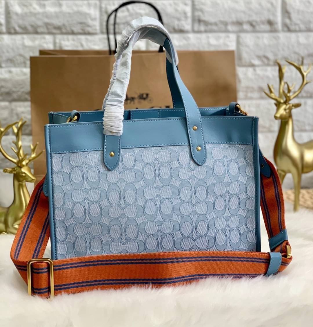 สวยๆ เคลียสต๊อค มีไม่มากจร้าา! COACH TOTE FIELD JACQUARD BAG ((C3282)) กระเป๋าหิ้ว//สะพายข้าง JacquardลายC+หนังแท้ สวยงามลงตัวมากๆค่ะ ปากกระเป๋าเปิดปิดแบบกระดุมแม่เหล็ก ภายในกว้าง สาวๆทีาสัมภาระเยอะบอกเลยเหมาะมากค่ะ