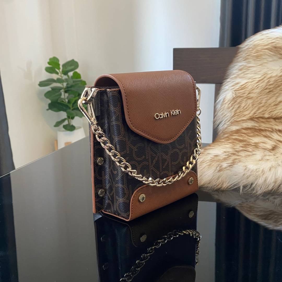 CALVIN KLEIN JEANS crossbody bag กระเป๋าถือหรือสะพาย ลายซิกเนเจอร์แบรนด์ทั้งใบ เปิด-ปิดกระเป๋าด้วยกระดุมแม่เหล็ก ด้านในแบ่งเป็น 2 ช่องหลัก และมีช่องเล็กใส่ของจุกจิก ซับในลายแบรนด์อย่างดี มาพร้อมสายสะพายยาวปรับระดับได้ฟรีไซต์ สามารถใช้ได้หลากหลายโอกาสค่ะ