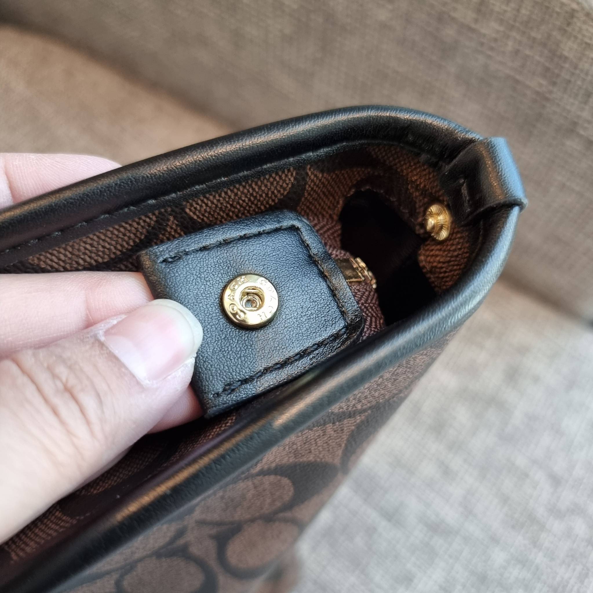 OUTLET 】COACH F58292 CITY ZIP TOTE IN SIGNATURE 16" รุ่นขายดี!! ไซส์ใหญ่ สีสวยมาให้แบบจัดเต็ม!! กระเป๋าถือทรงโท้ทใบใหญ่ สวยน่าใช้ทุกสี สะพายคล้องไหล่ได้เก๋ๆ จุของแน่นๆไปเลยจ้า!! วัสดุหนังแคนวาสคุณภาพ ปากกระเป๋าเปิด-ปิดด้วยซิป กันของหล่นได้ ถือไปไหนก็